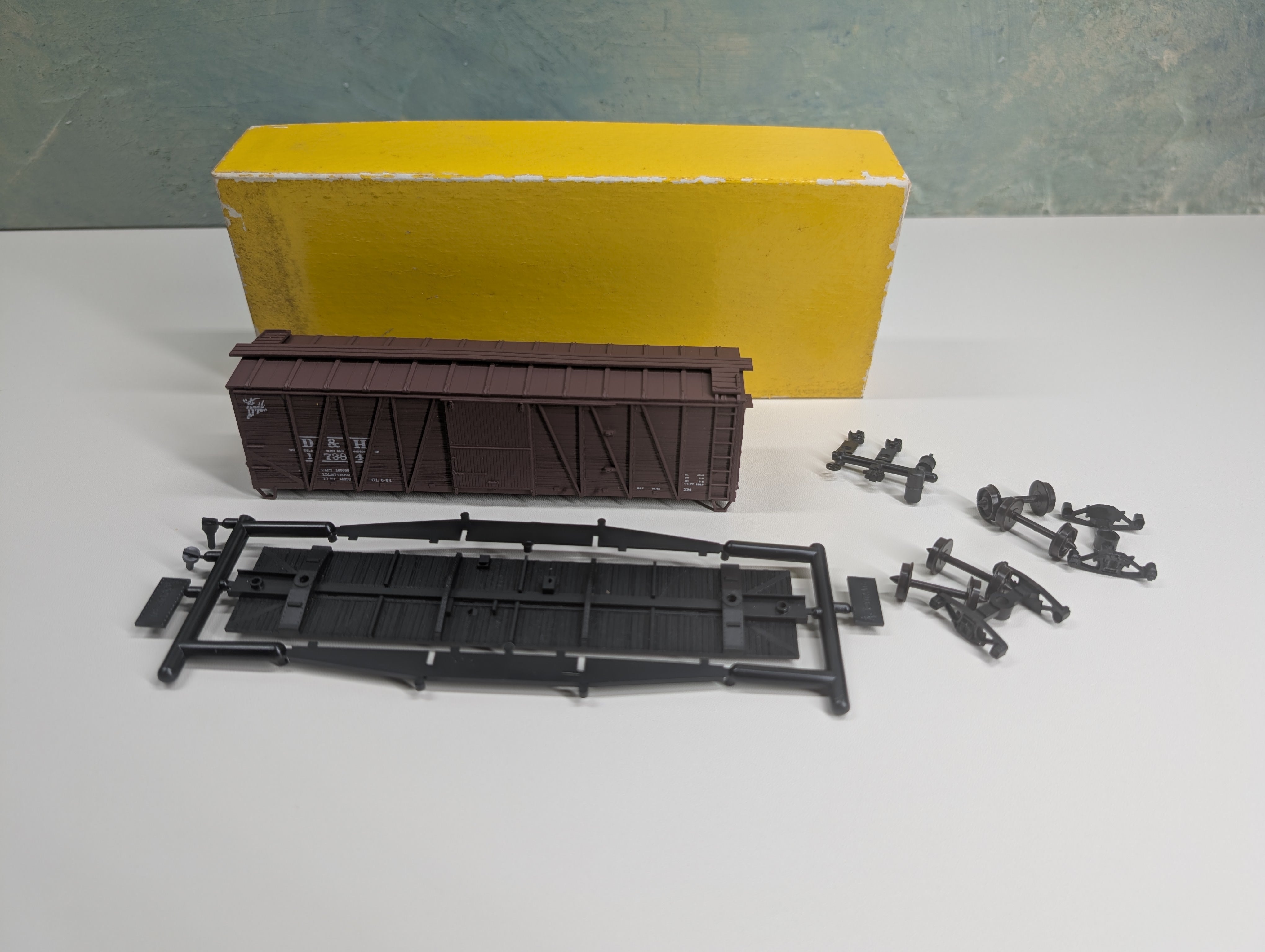 USED Accurail 4202 HO Scale 40' OB Box Car w/ Steel Ends Delaware and Hudson D&H #17384 KIT