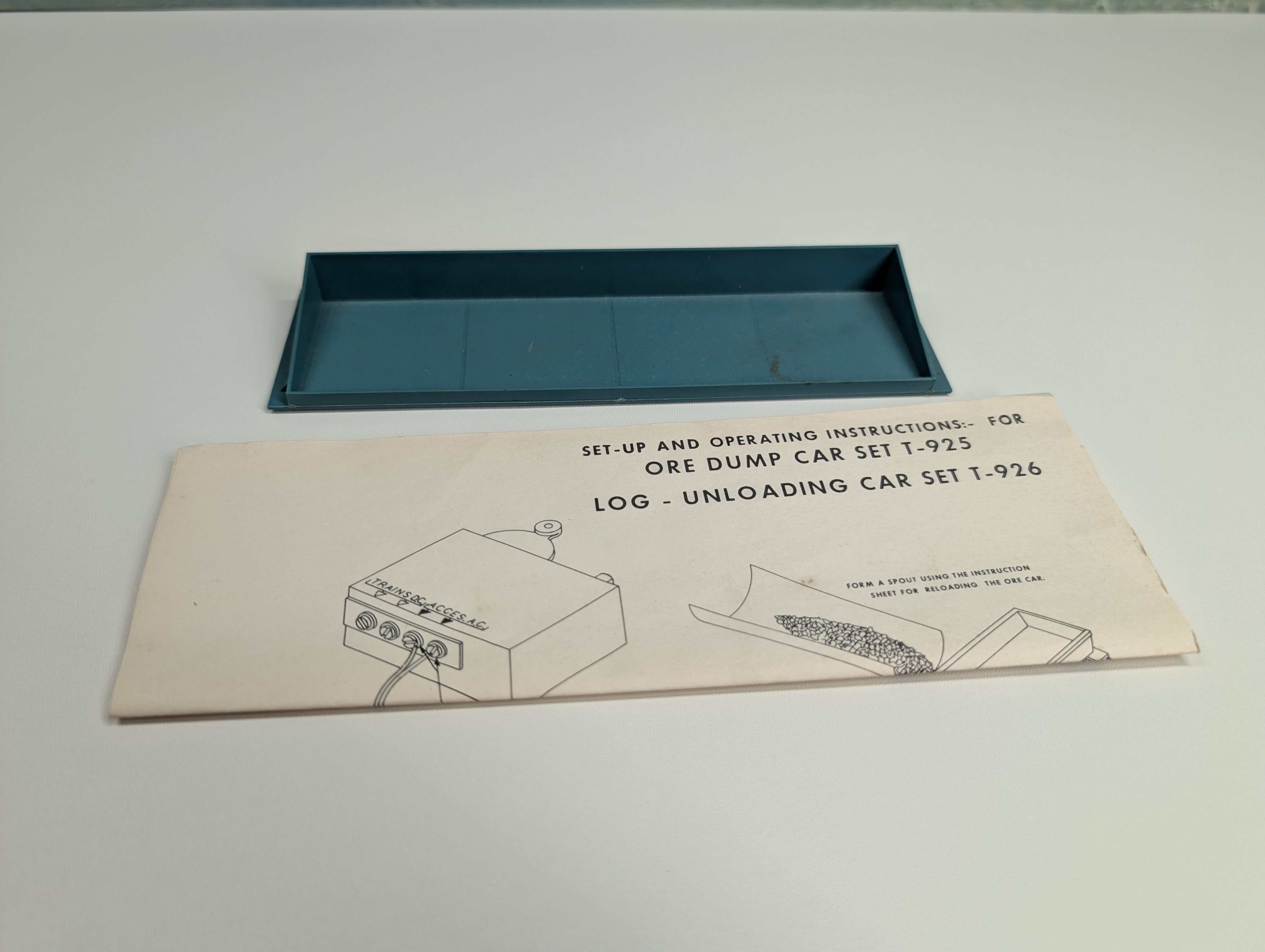 USED Tyco HO Scale Log Dumping Flat Car w/ Logs & Bin
