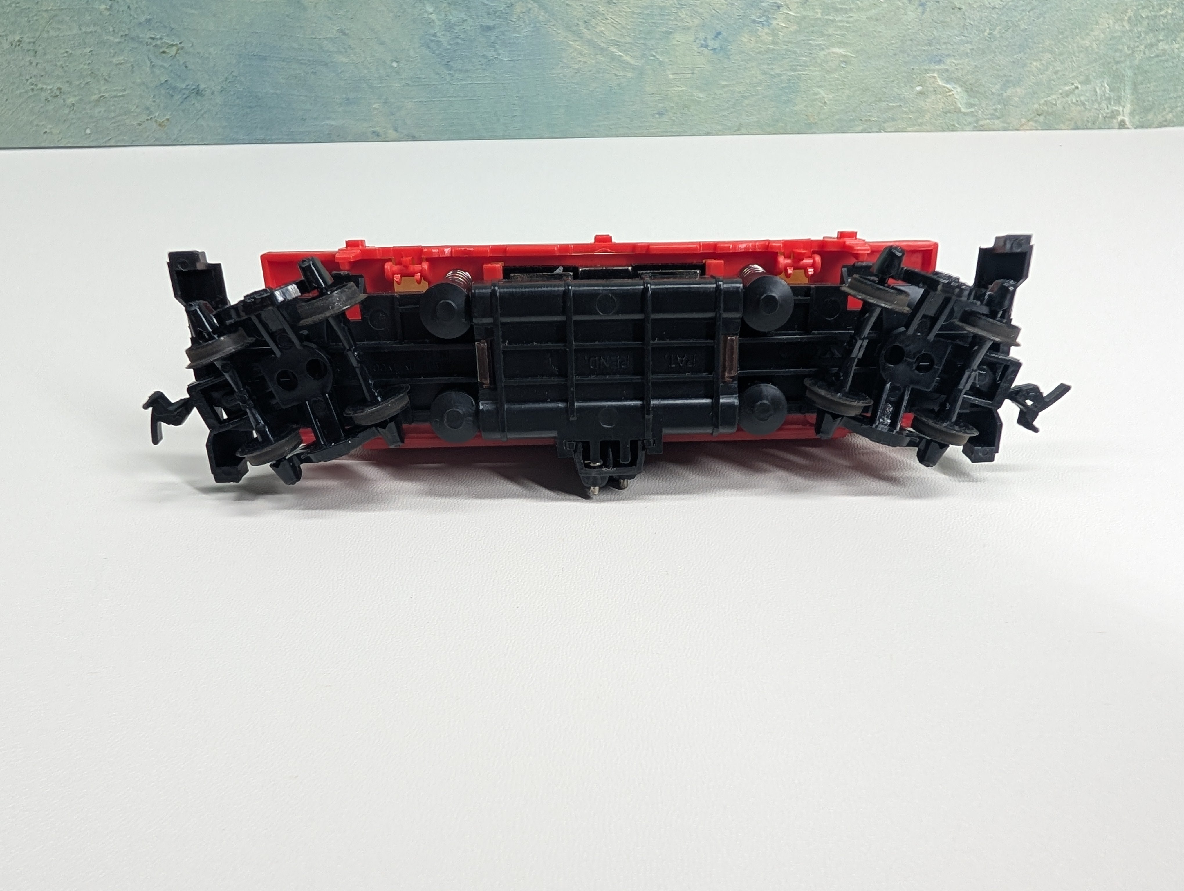 USED Tyco HO Scale Log Dumping Flat Car w/ Logs & Bin