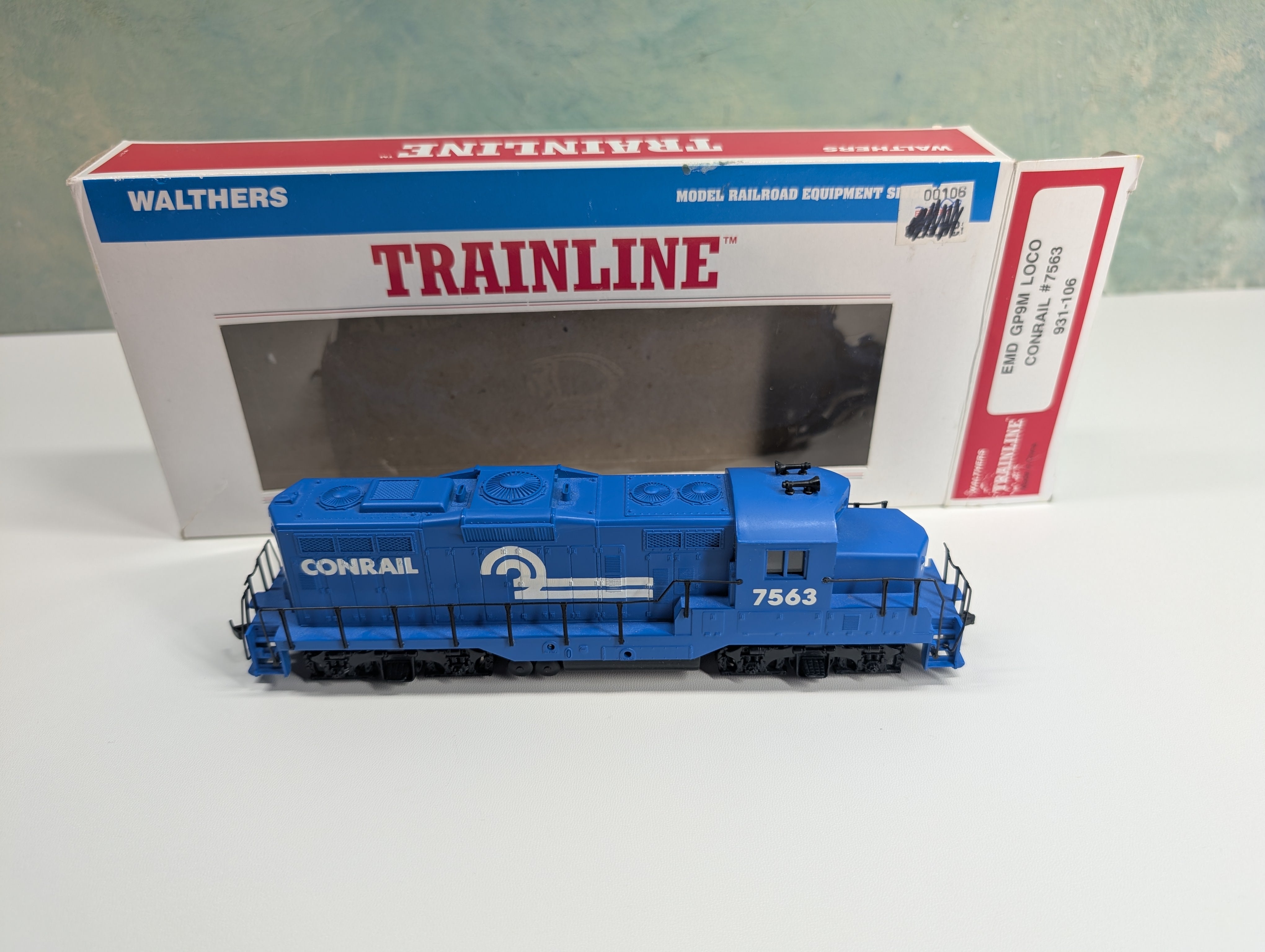 USED Walthers Trainline 931-106 HO Scale EMD GP9M Diesel Locomotive Conrail #7563 Runs Great DC