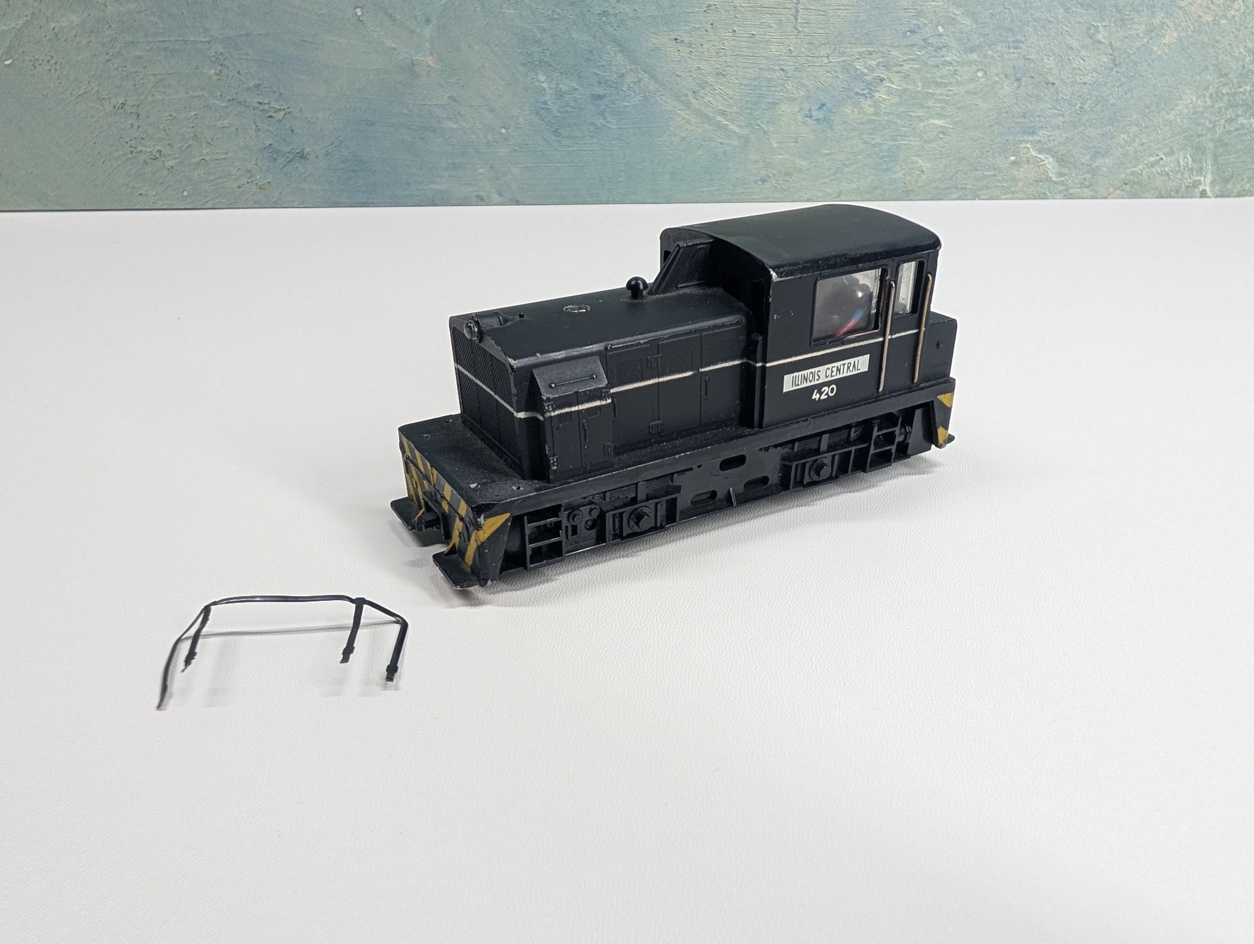 USED AHM HO Scale MDT Diesel Switcher Locomotive Illinois Central #420 Needs Work DC