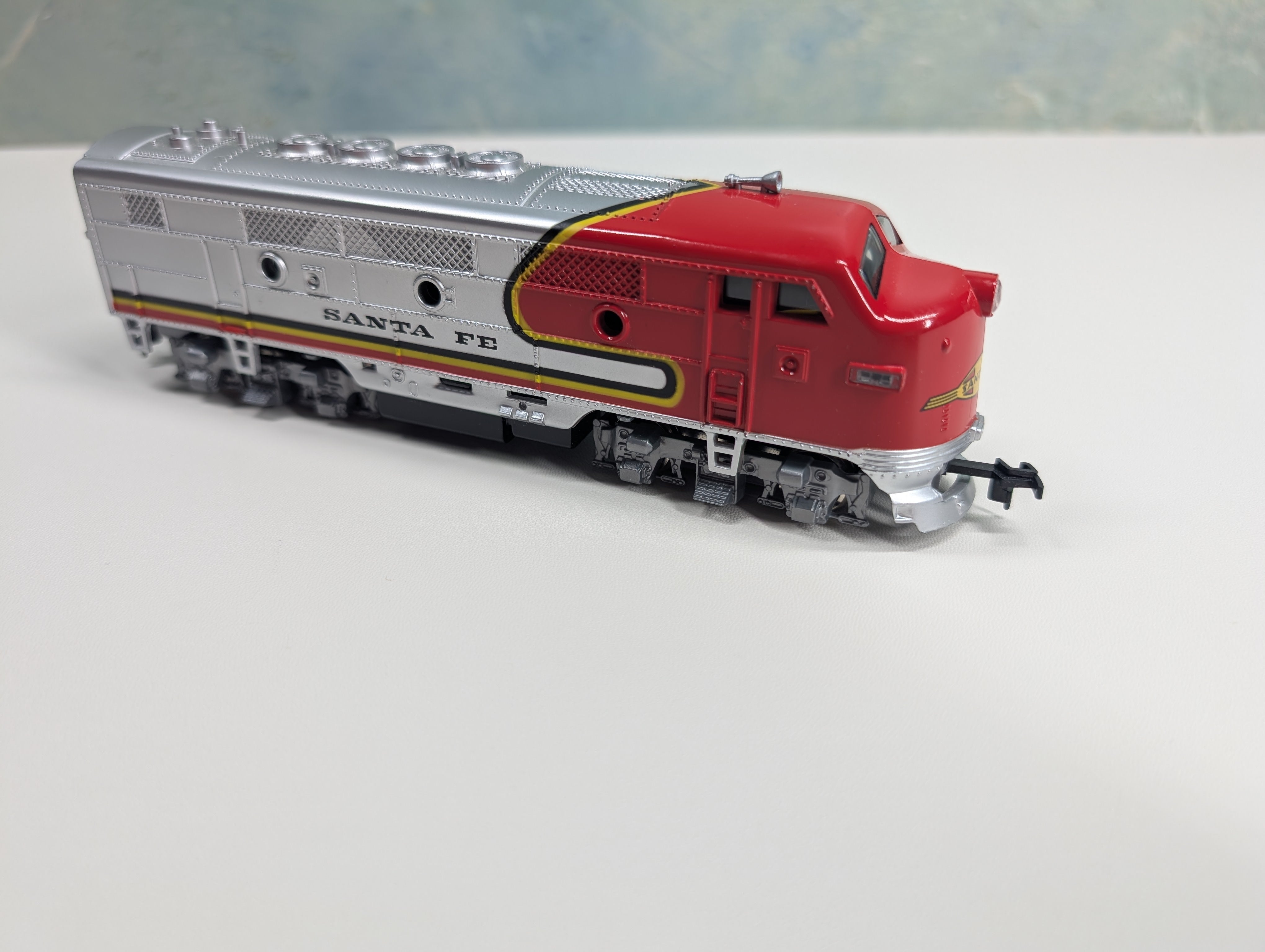 USED Model Power HO Scale F-Unit Diesel Locomotive Santa Fe ATSF Runs Great DC