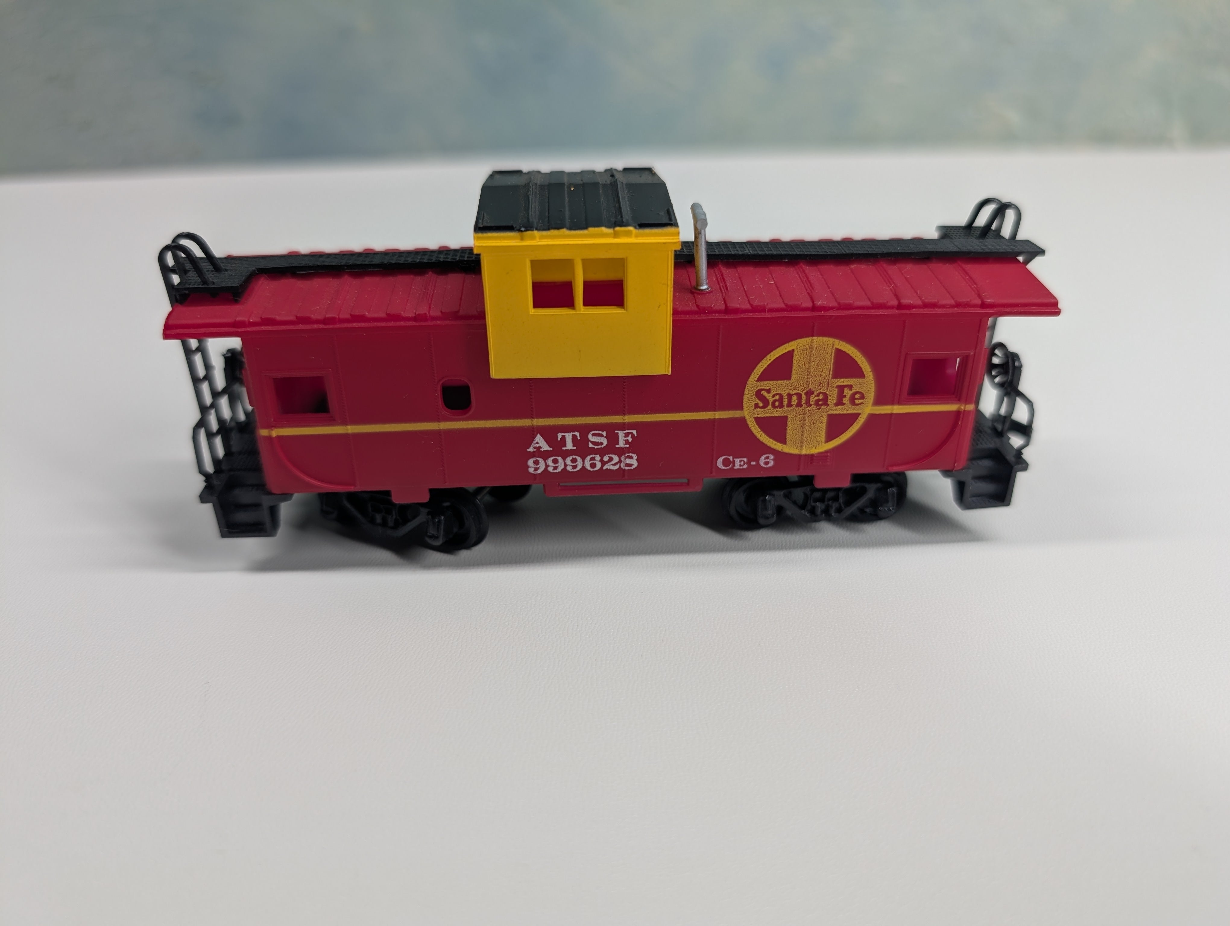 USED Bachmann 1057 HO Scale Wide Vision Caboose Santa Fe ATSF #999628