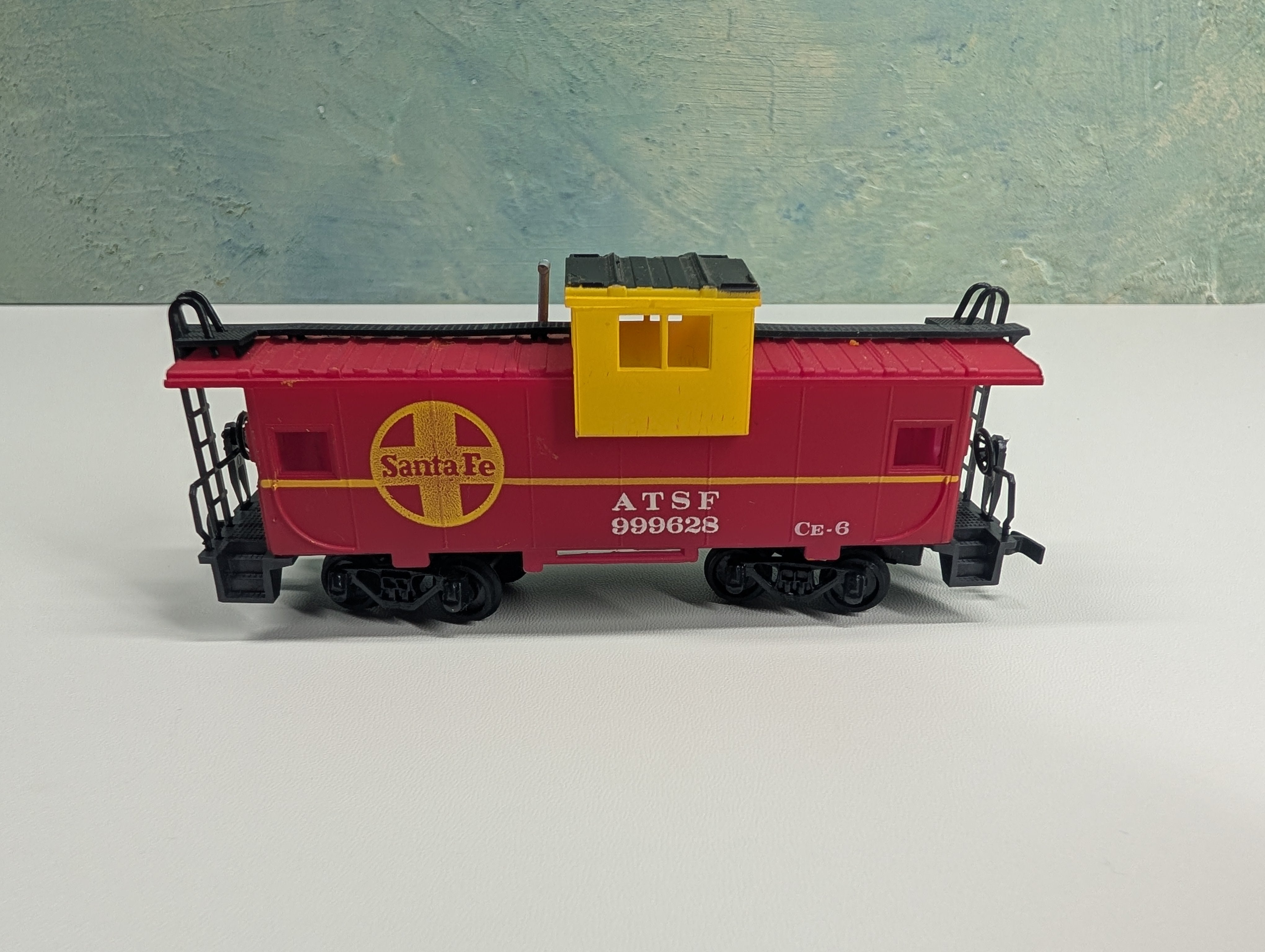 USED Bachmann 1057 HO Scale Wide Vision Caboose Santa Fe ATSF #999628