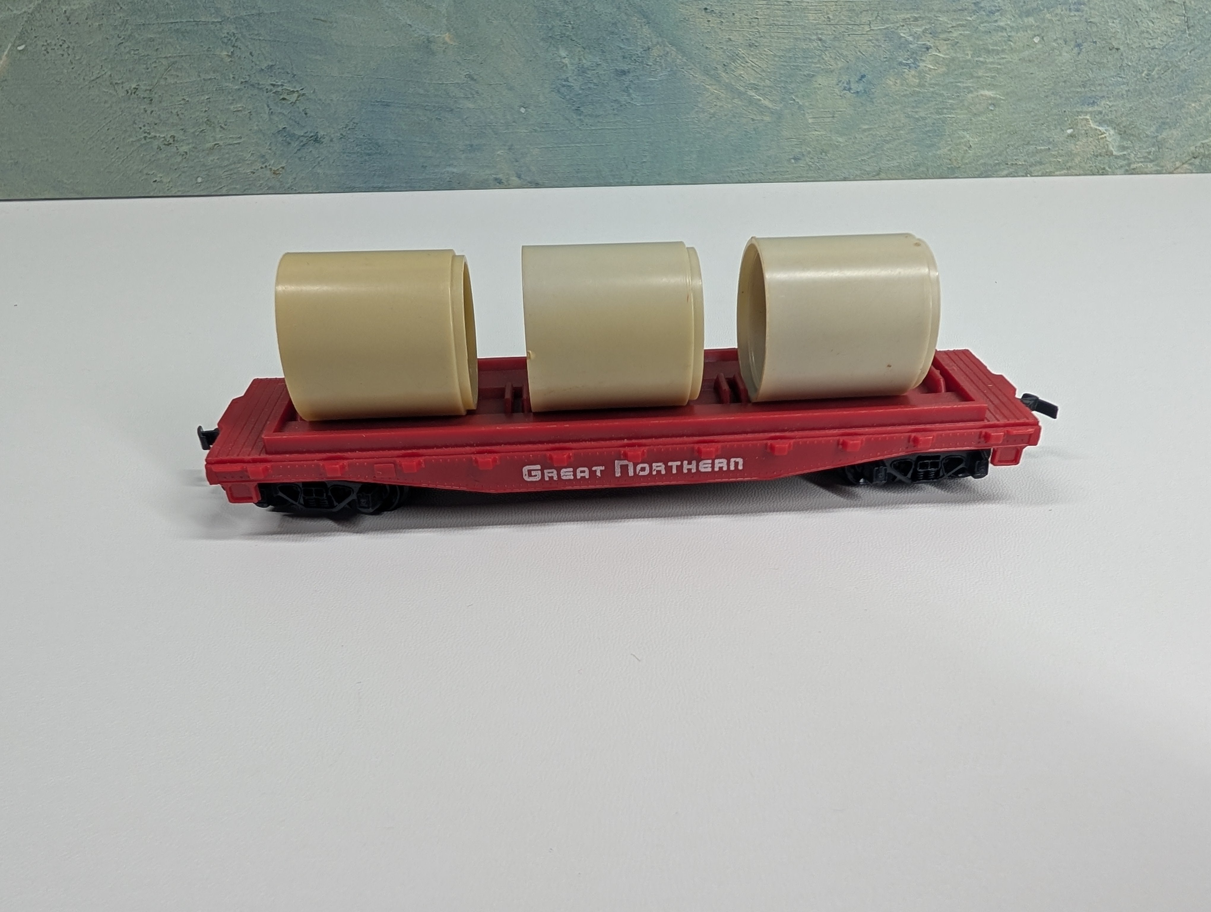 USED Tyco HO Scale 40' Flat Car Great Northern w/ Pipe Load