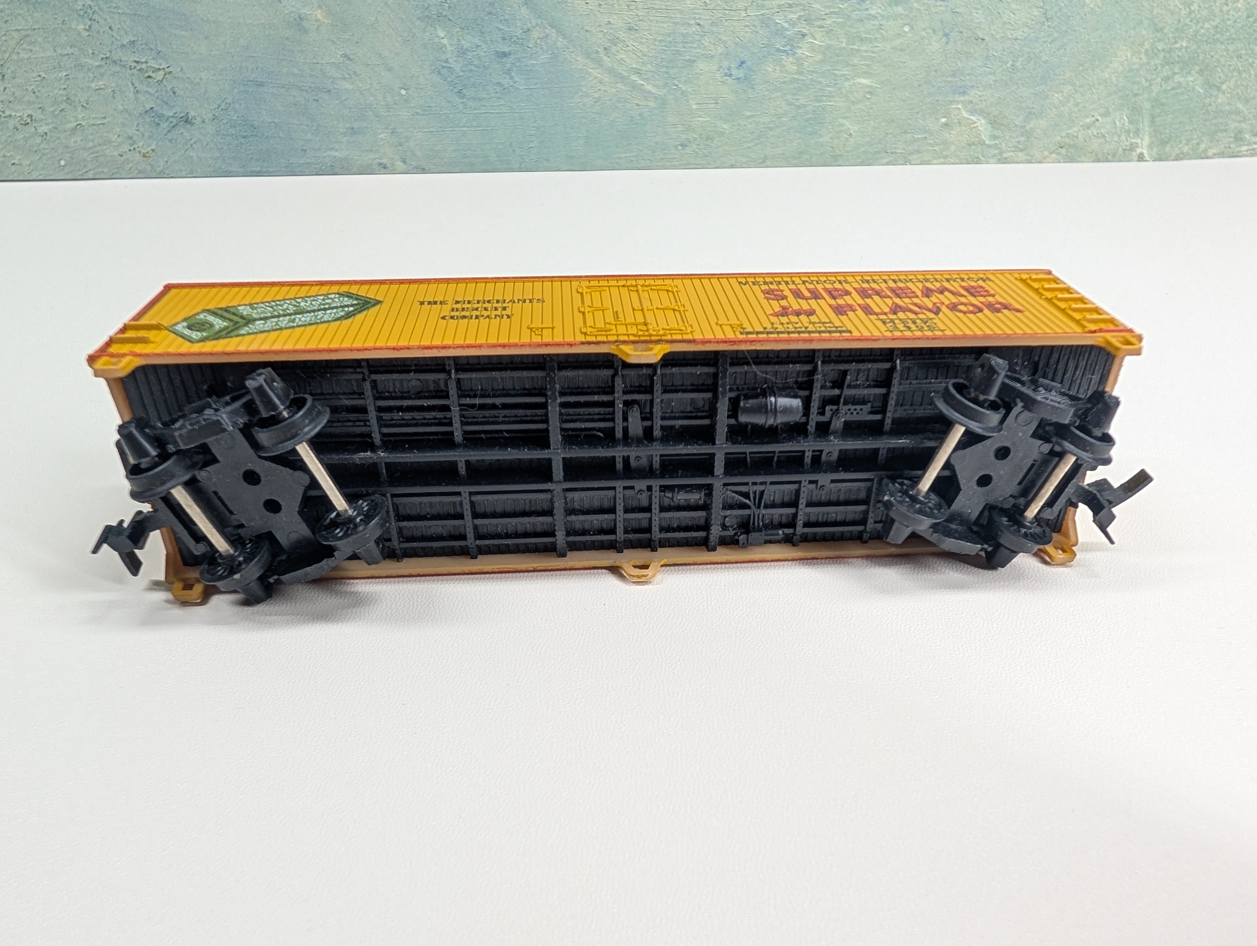 USED AHM HO Scale 40' Wooden Billboard Reefer Box Car Merchants Biscuit Co MBIX #3905