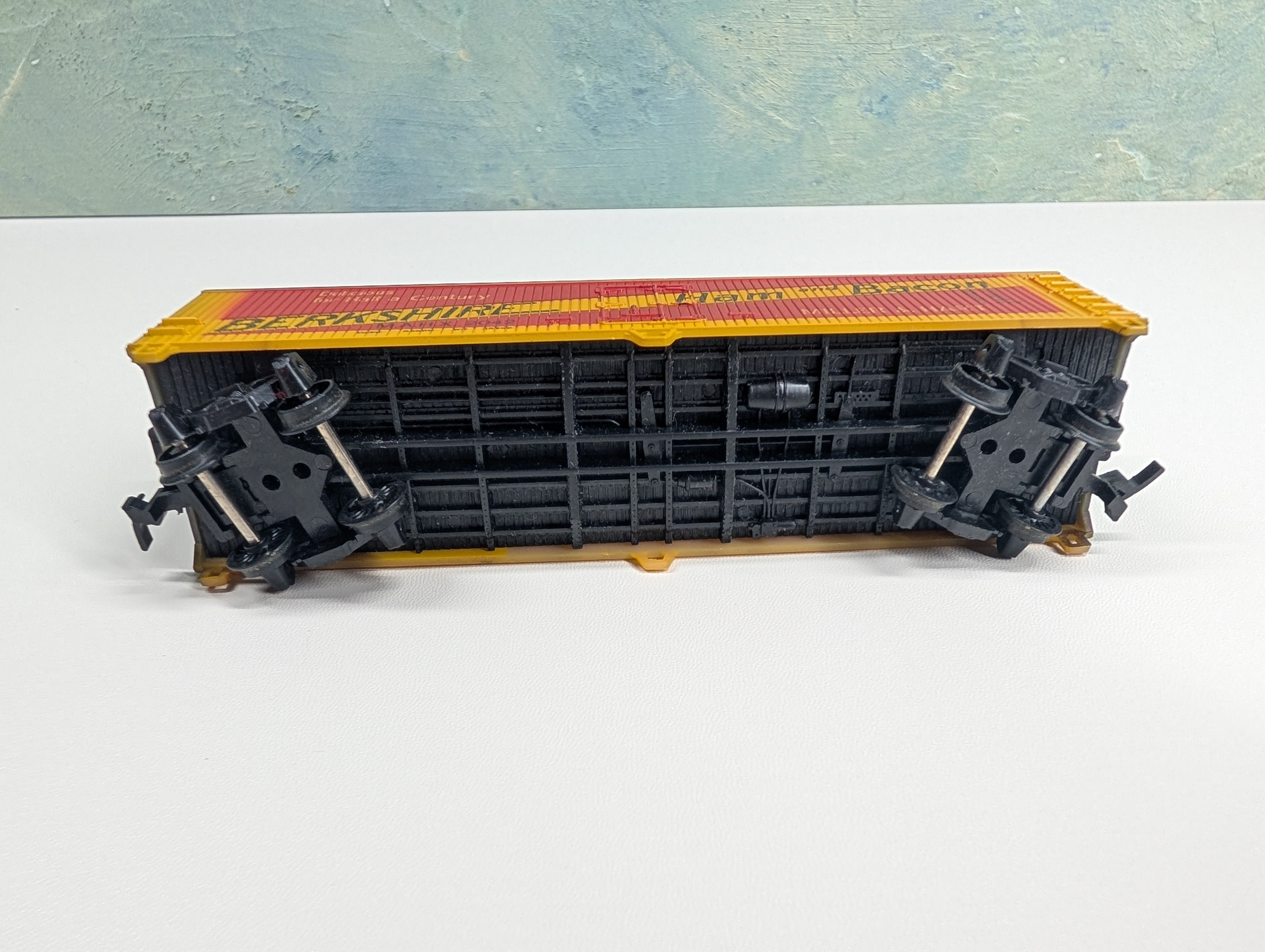 USED AHM HO Scale 40' Wooden Billboard Reefer Box Car Berkshire Ham & Bacon MAHX #2042