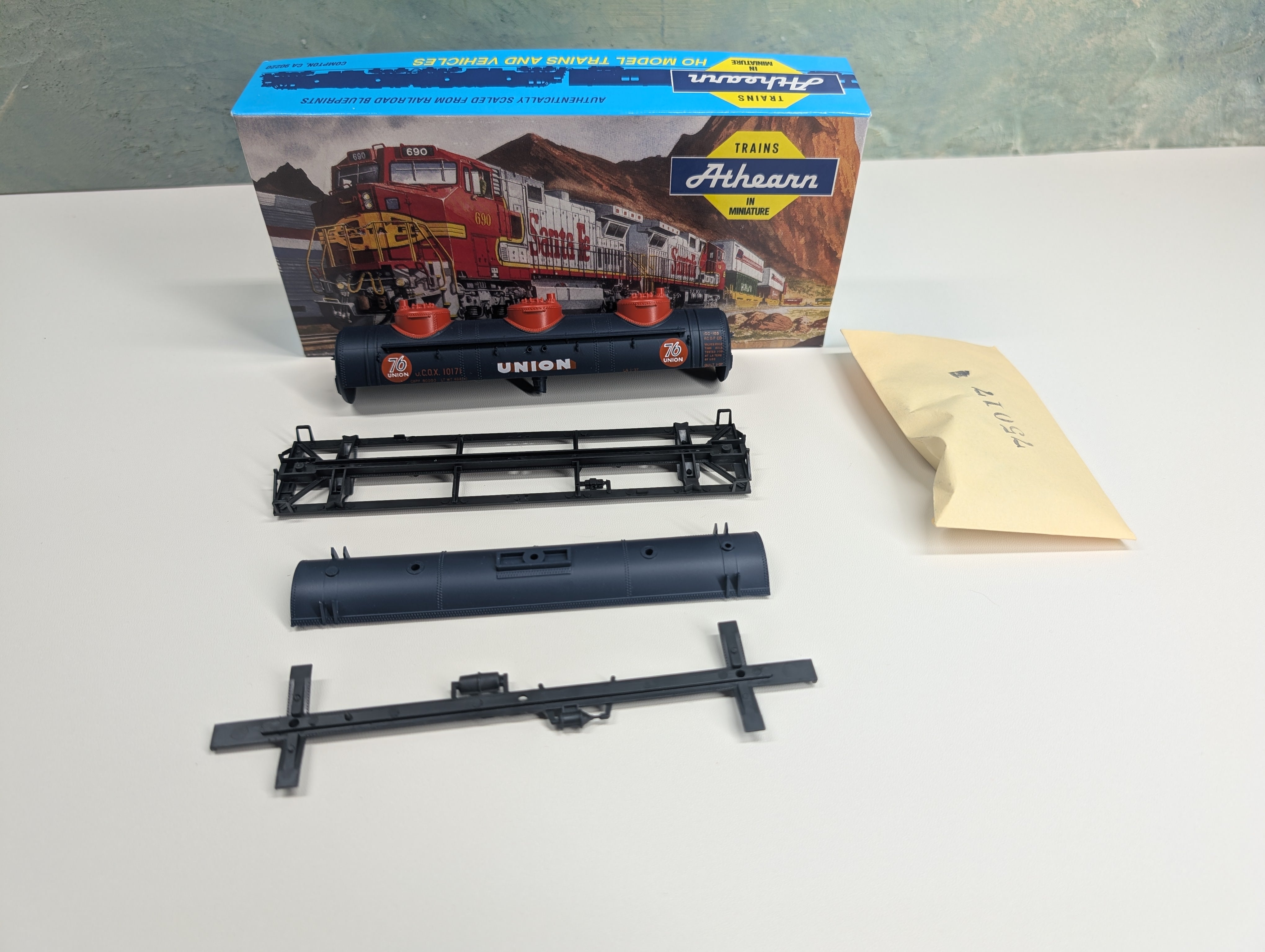 USED Athearn 1504 HO Scale 3 Dome Tank Car Union Oil Co UCOX #10171 KIT