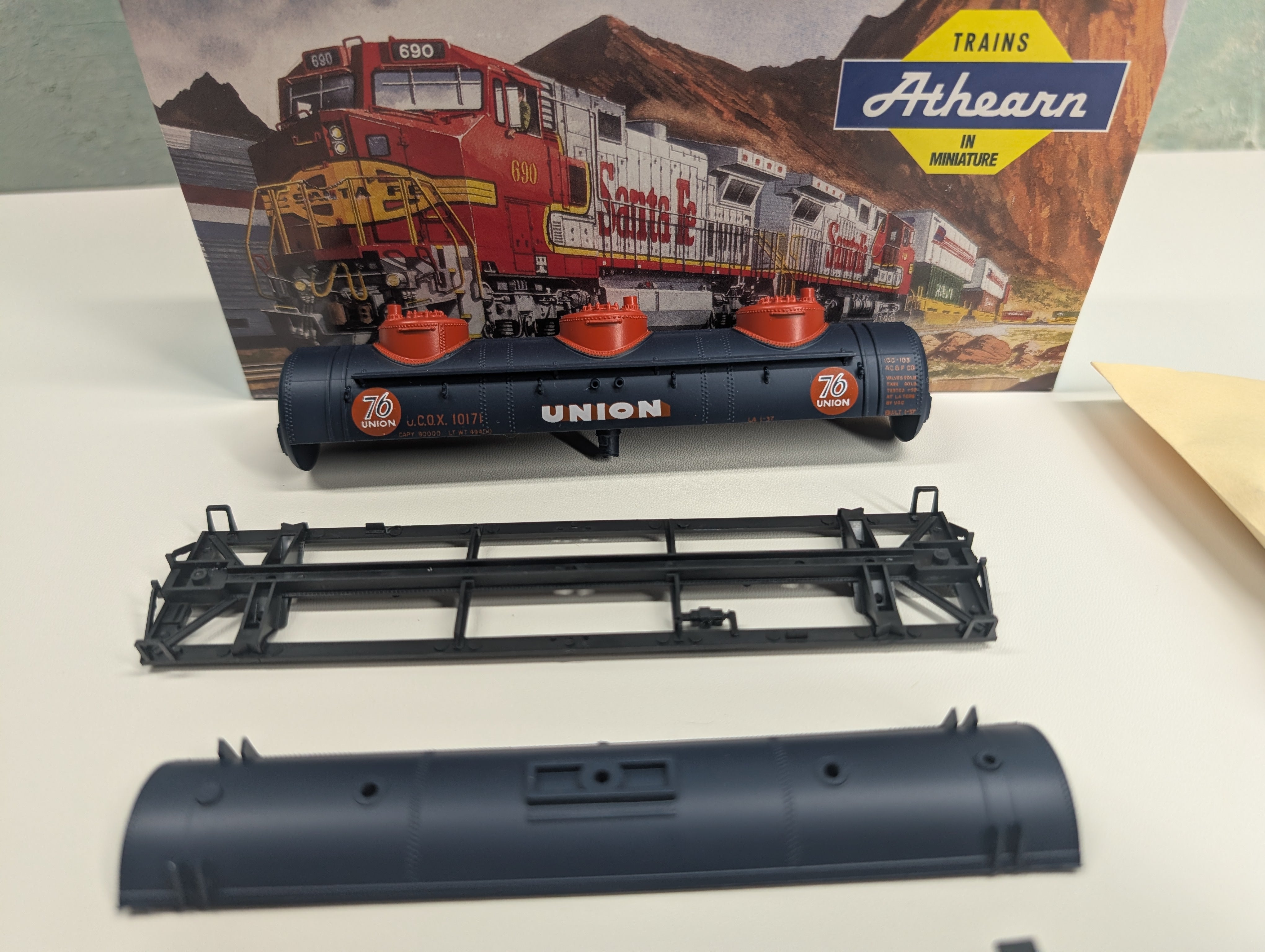 USED Athearn 1504 HO Scale 3 Dome Tank Car Union Oil Co UCOX #10171 KIT
