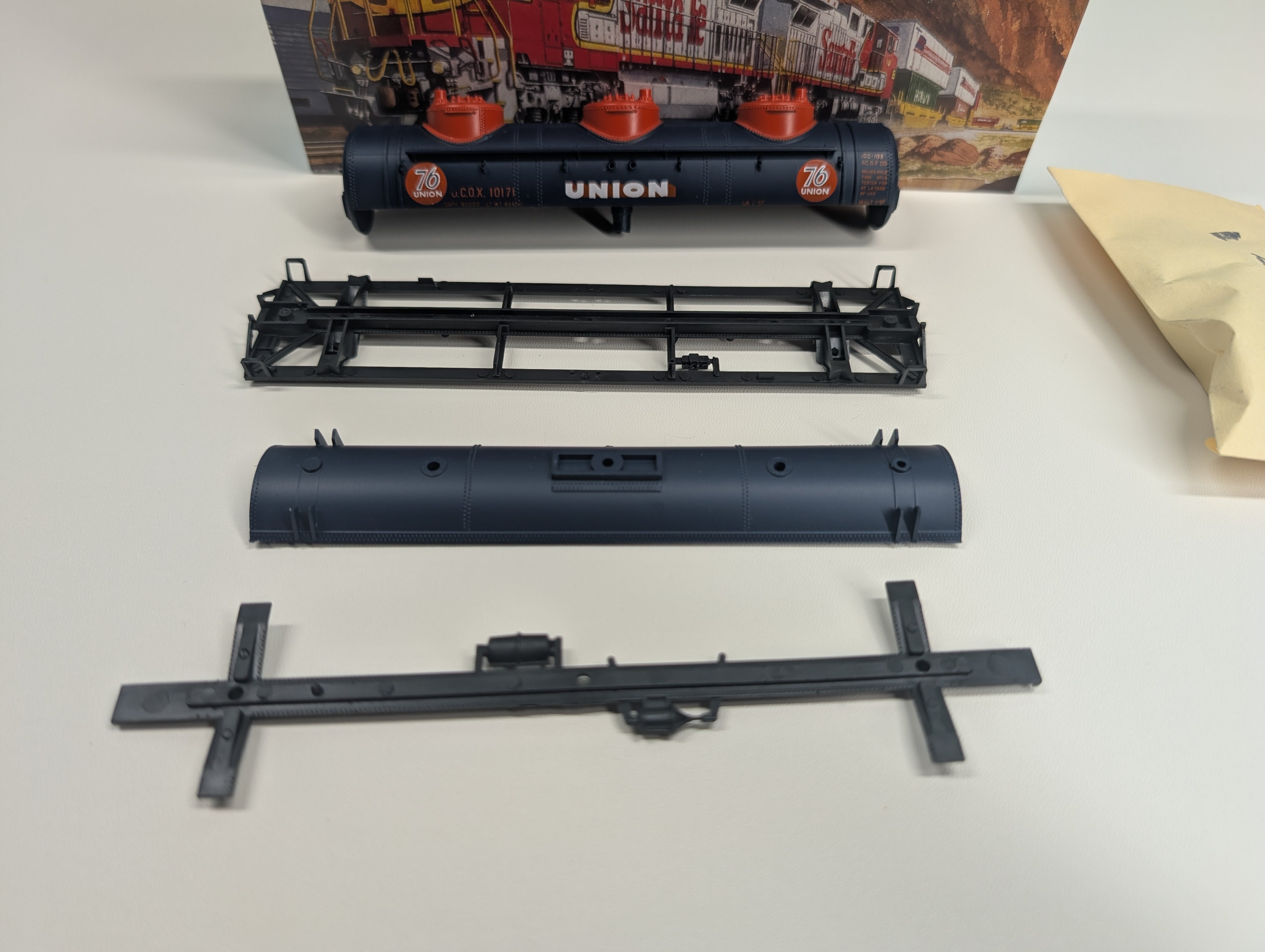 USED Athearn 1504 HO Scale 3 Dome Tank Car Union Oil Co UCOX #10171 KIT