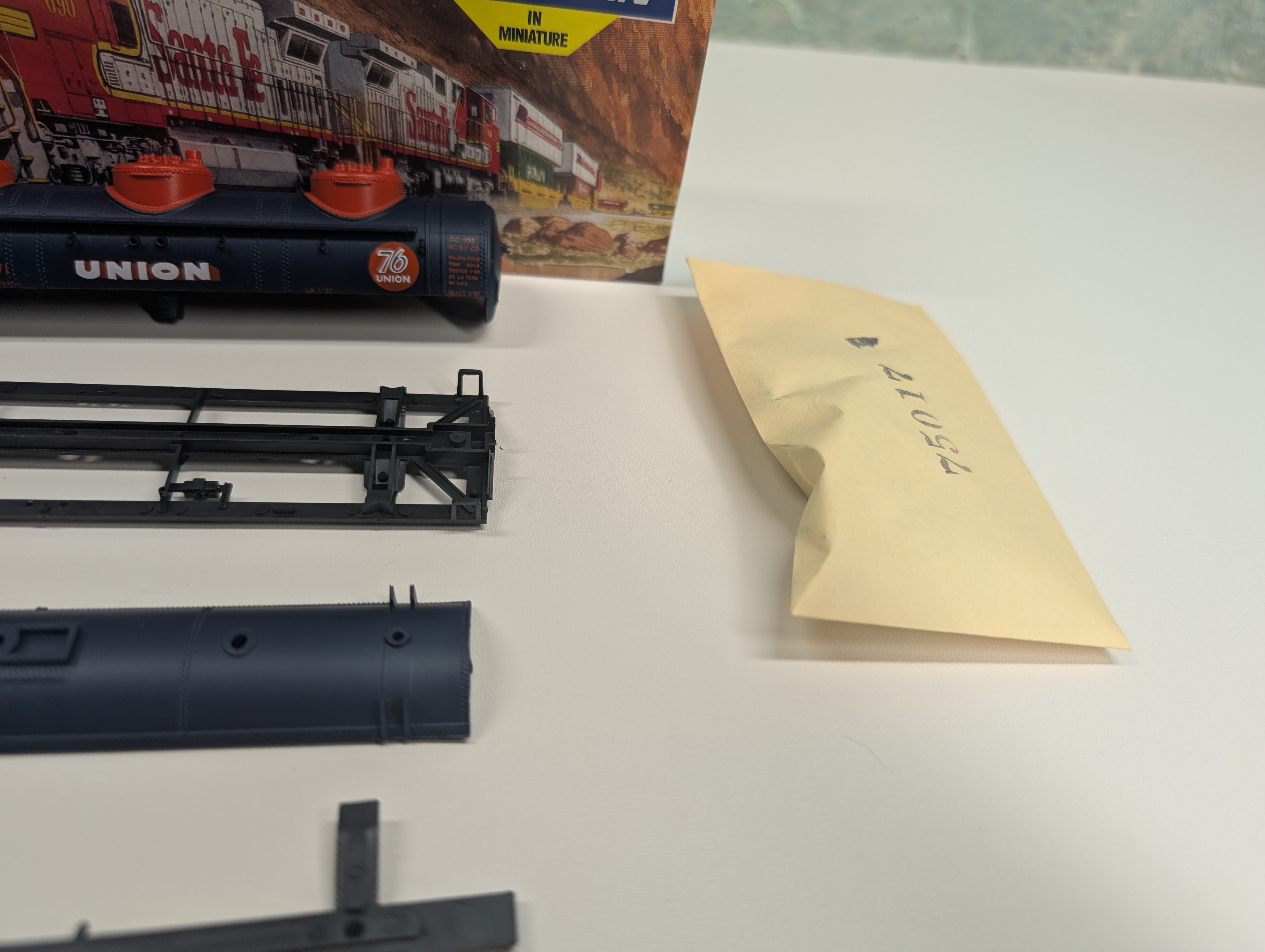 USED Athearn 1504 HO Scale 3 Dome Tank Car Union Oil Co UCOX #10171 KIT