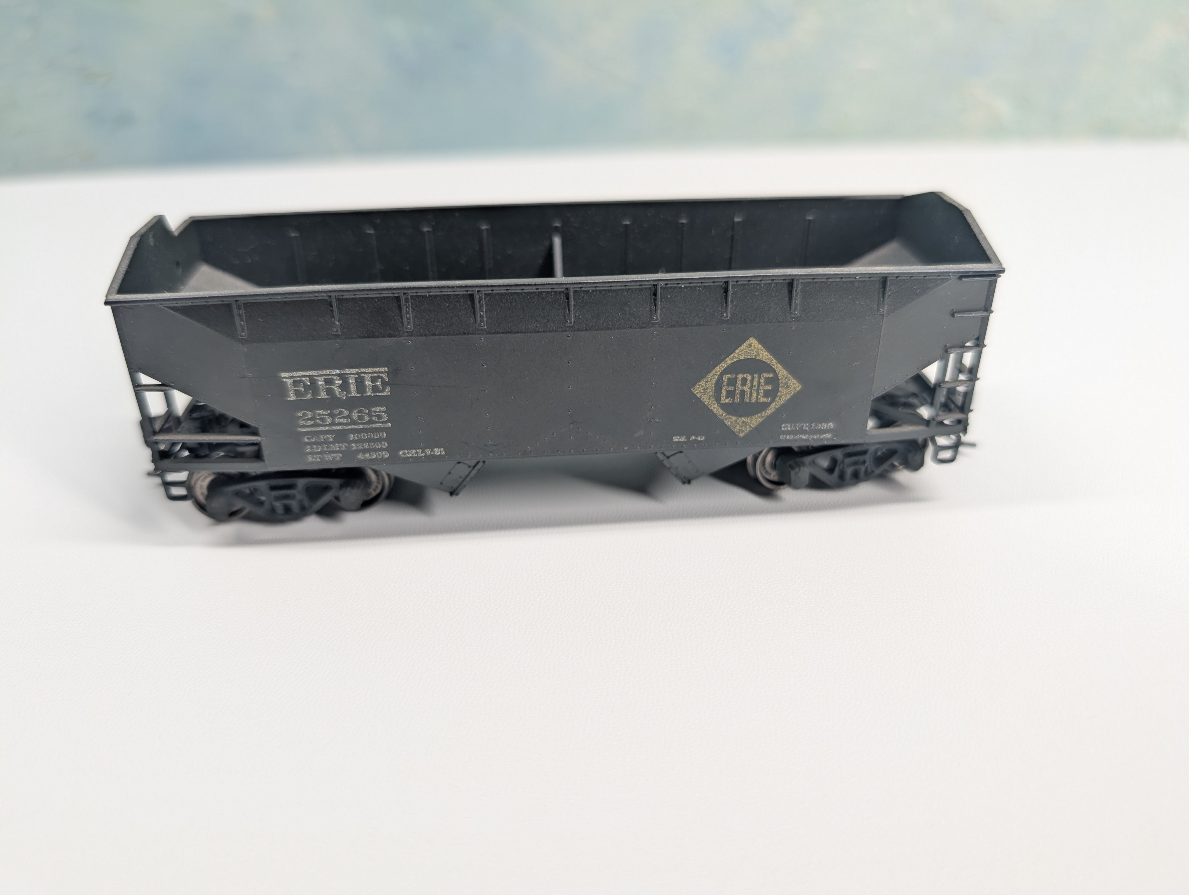 USED Athearn HO Scale 2 Bay Hopper Erie #25265 Weathered