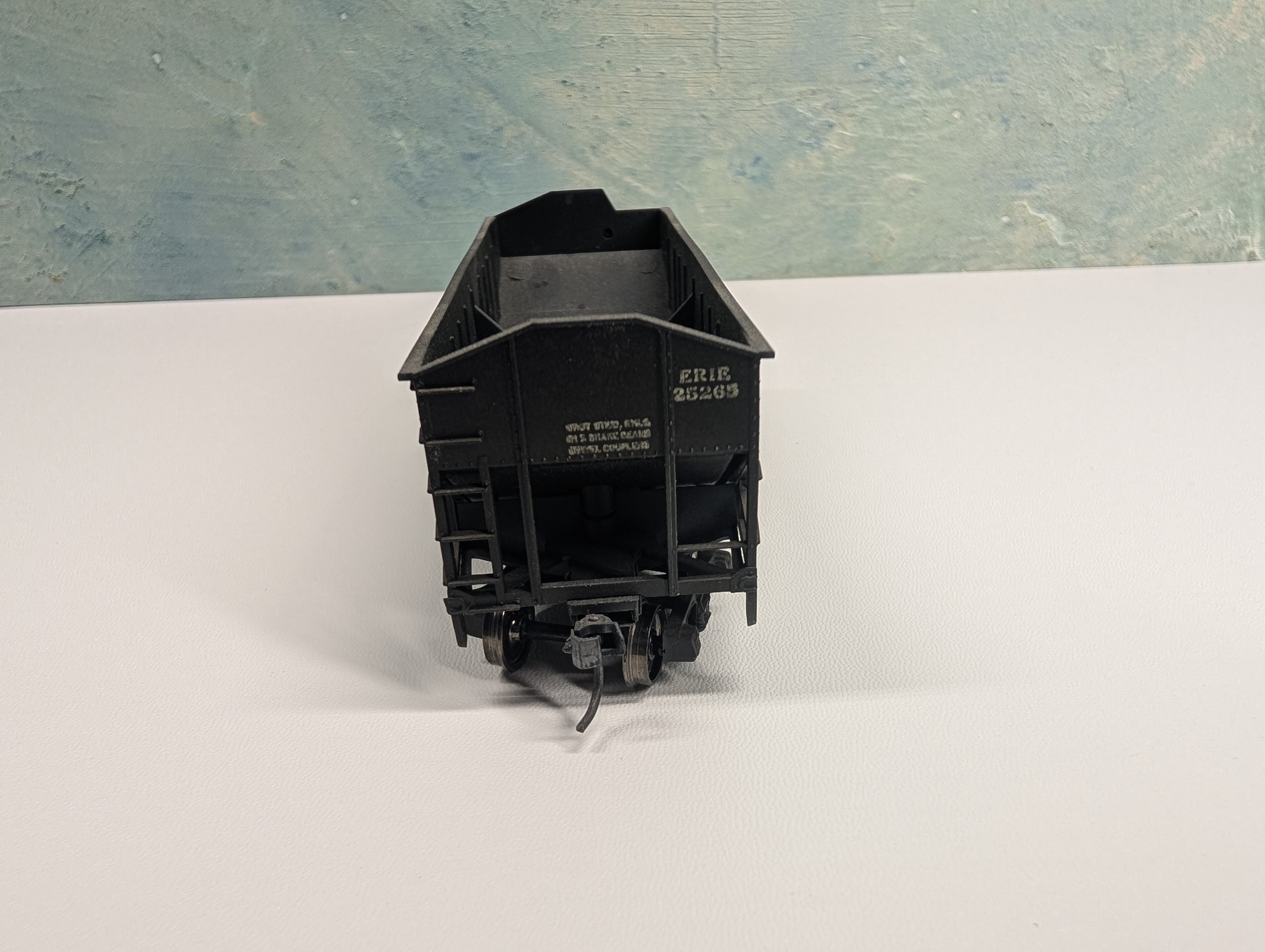 USED Athearn HO Scale 2 Bay Hopper Erie #25265 Weathered