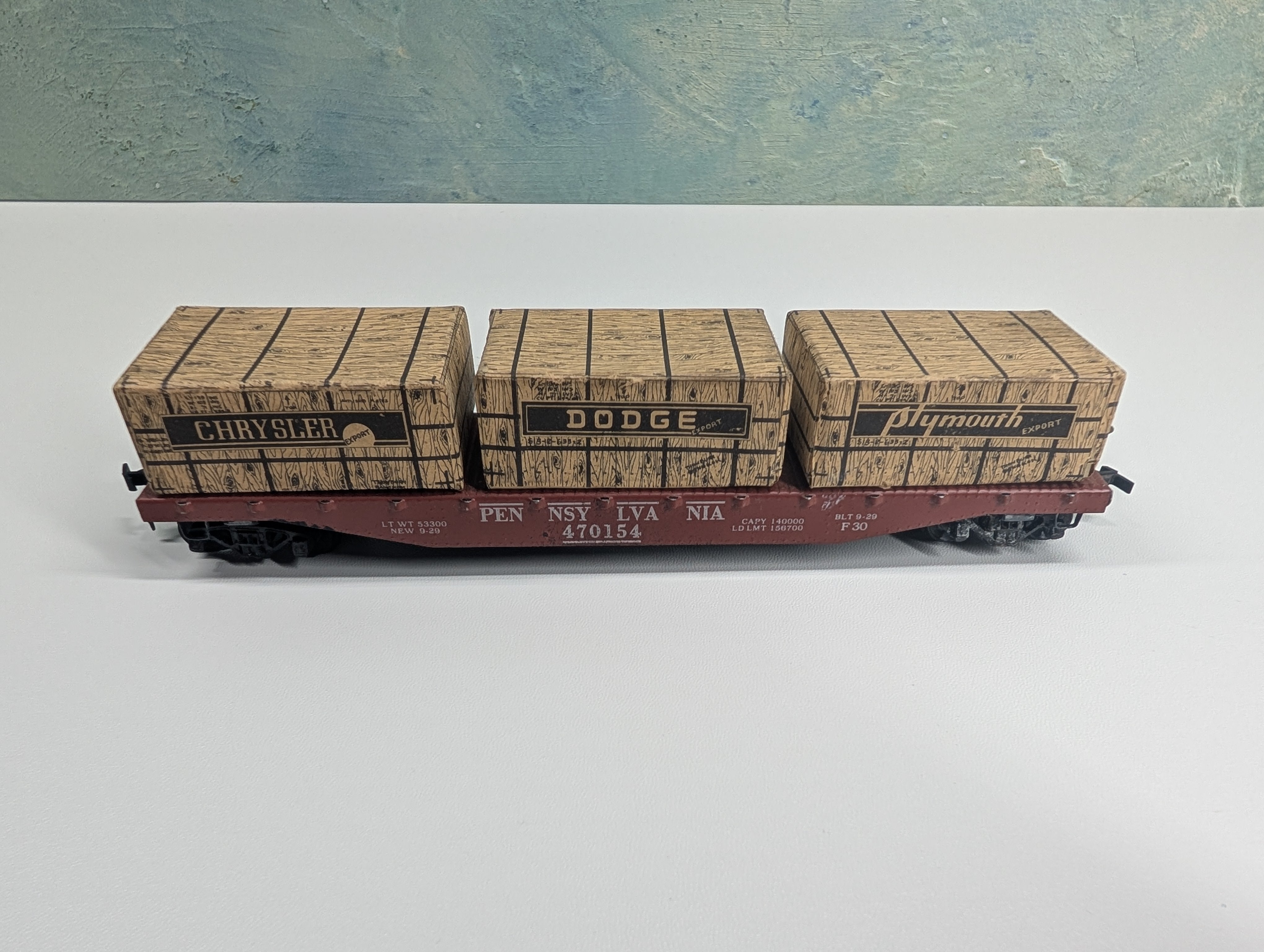 USED Varney HO Scale 50' Flat Car Pennsylvania PRR #470154 w/ Auto Crates Chrysler, Dodge, Plymouth