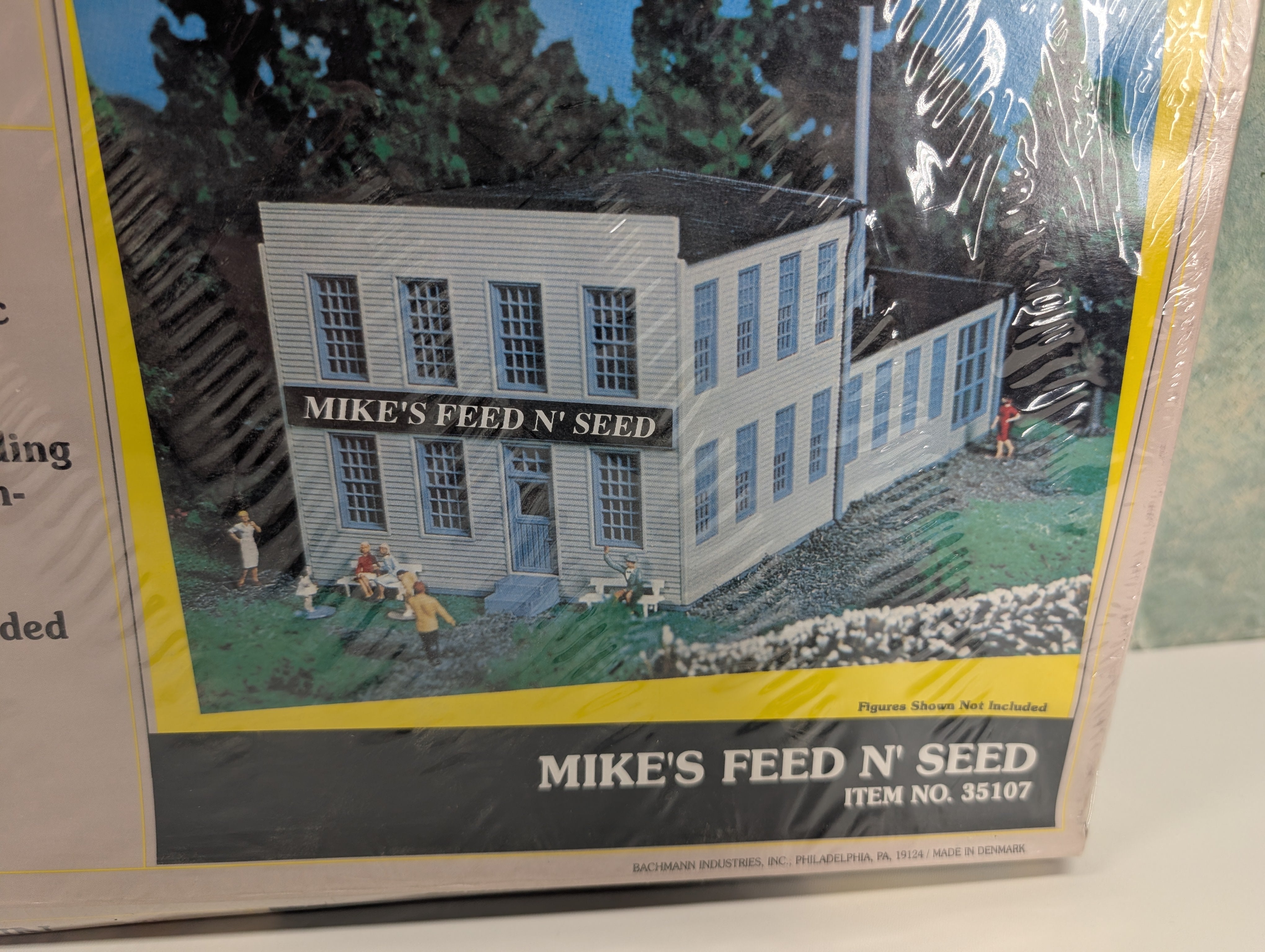 Bachmann 35107 HO Scale Mike's Feed N' Seed KIT