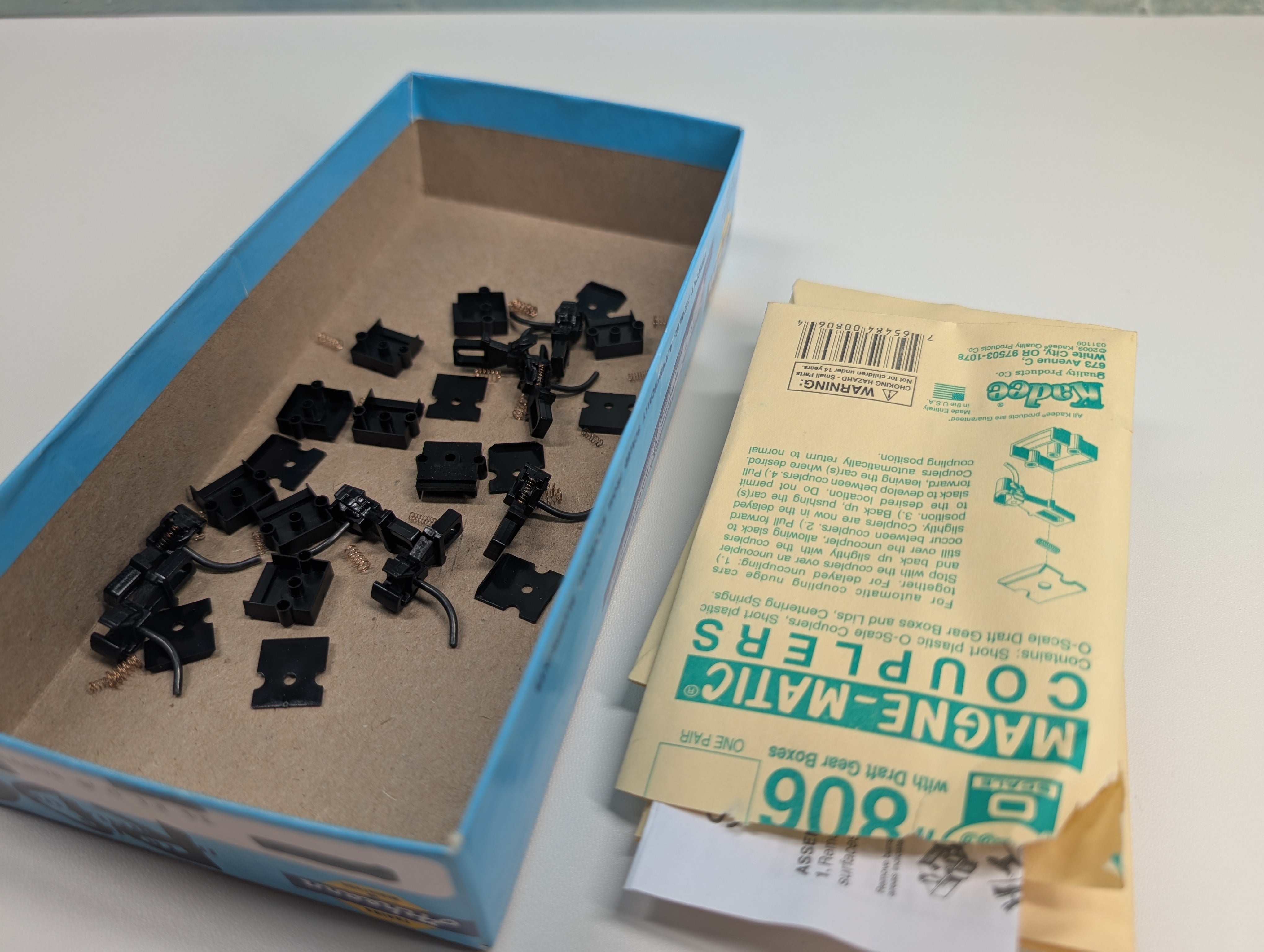 Kadee 806 O Short Centerset Plastic Couplers with Plastic Short Gearboxes (4 pairs)