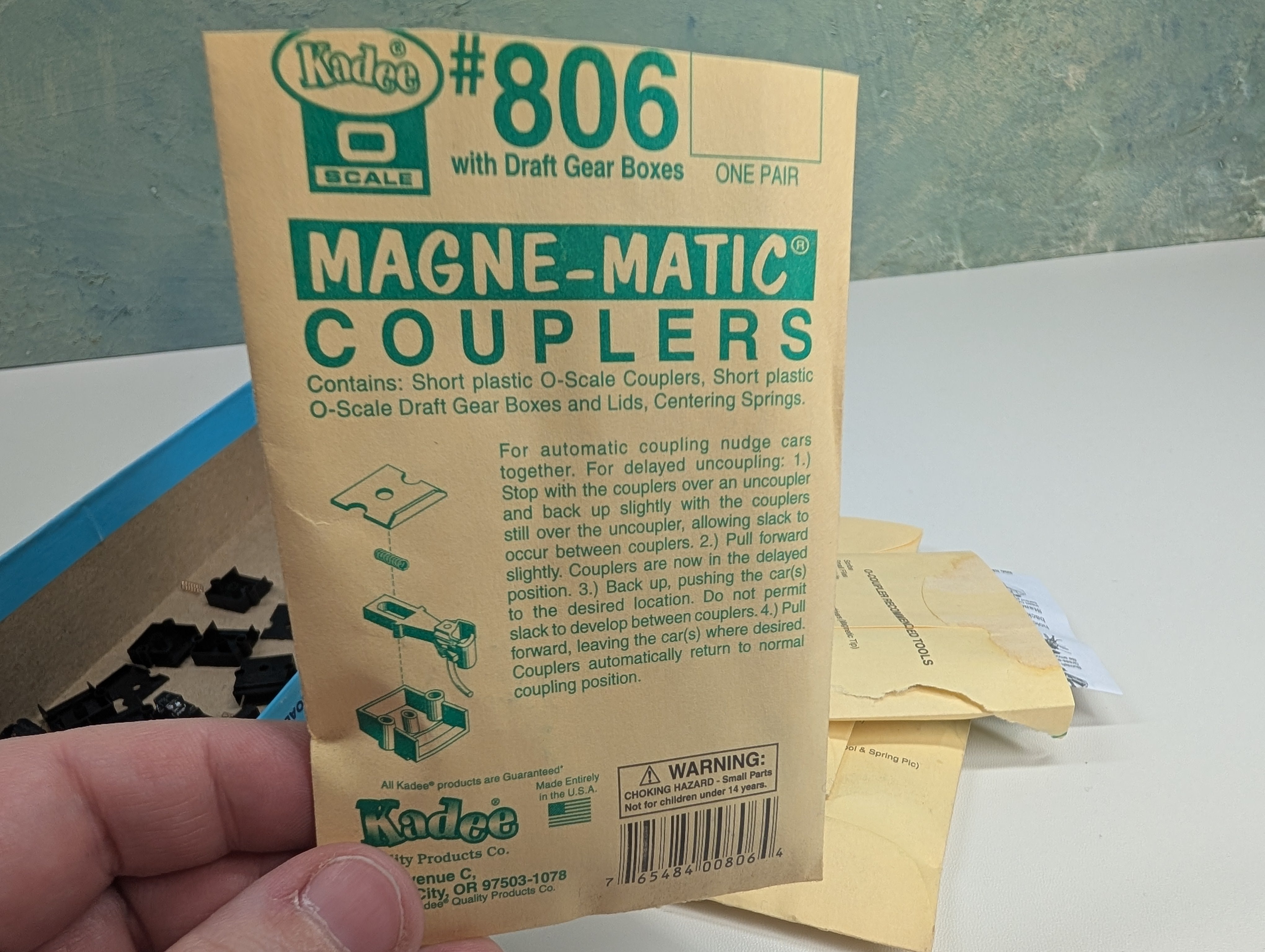 Kadee 806 O Short Centerset Plastic Couplers with Plastic Short Gearboxes (4 pairs)