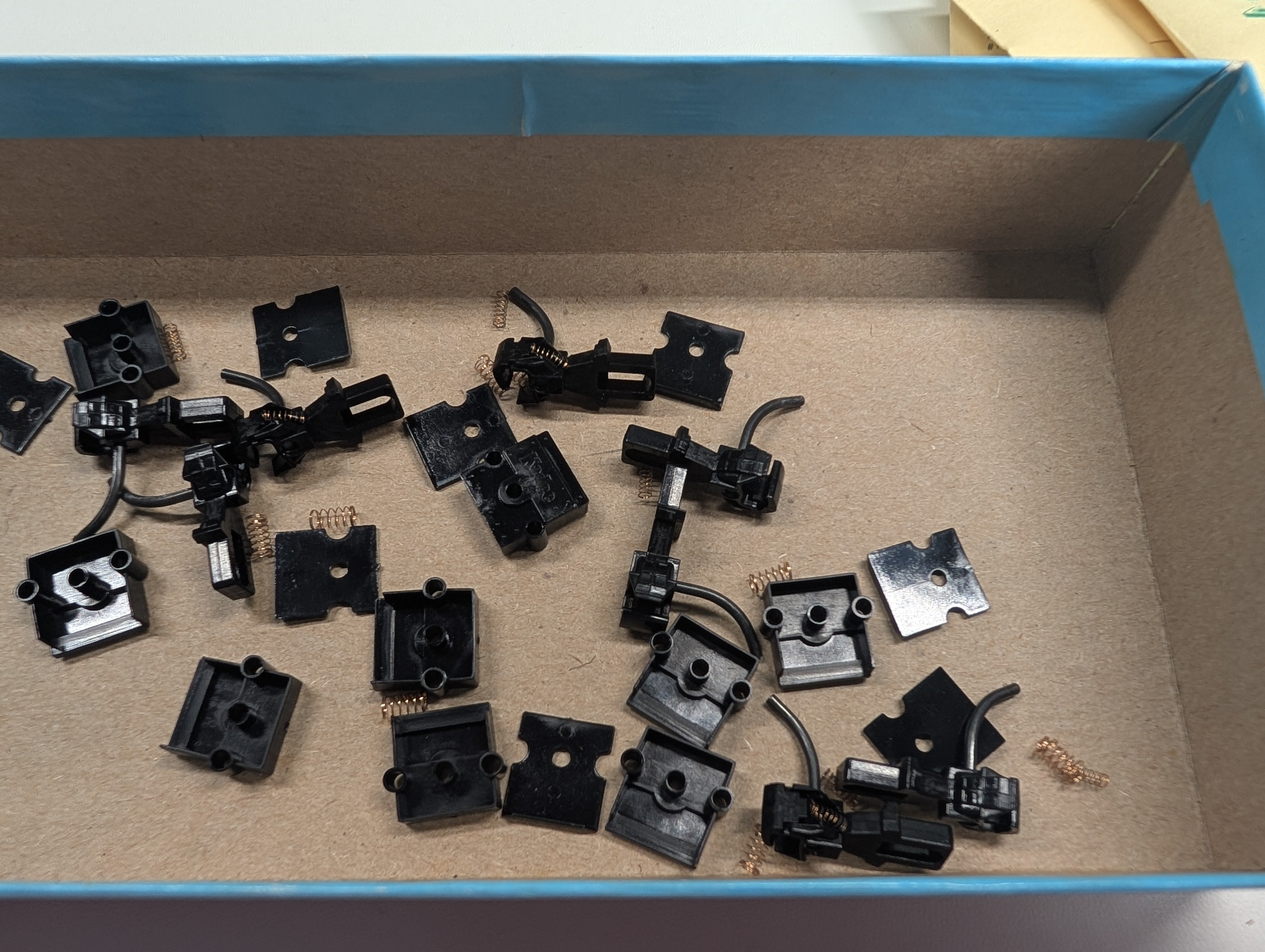 Kadee 806 O Short Centerset Plastic Couplers with Plastic Short Gearboxes (4 pairs)