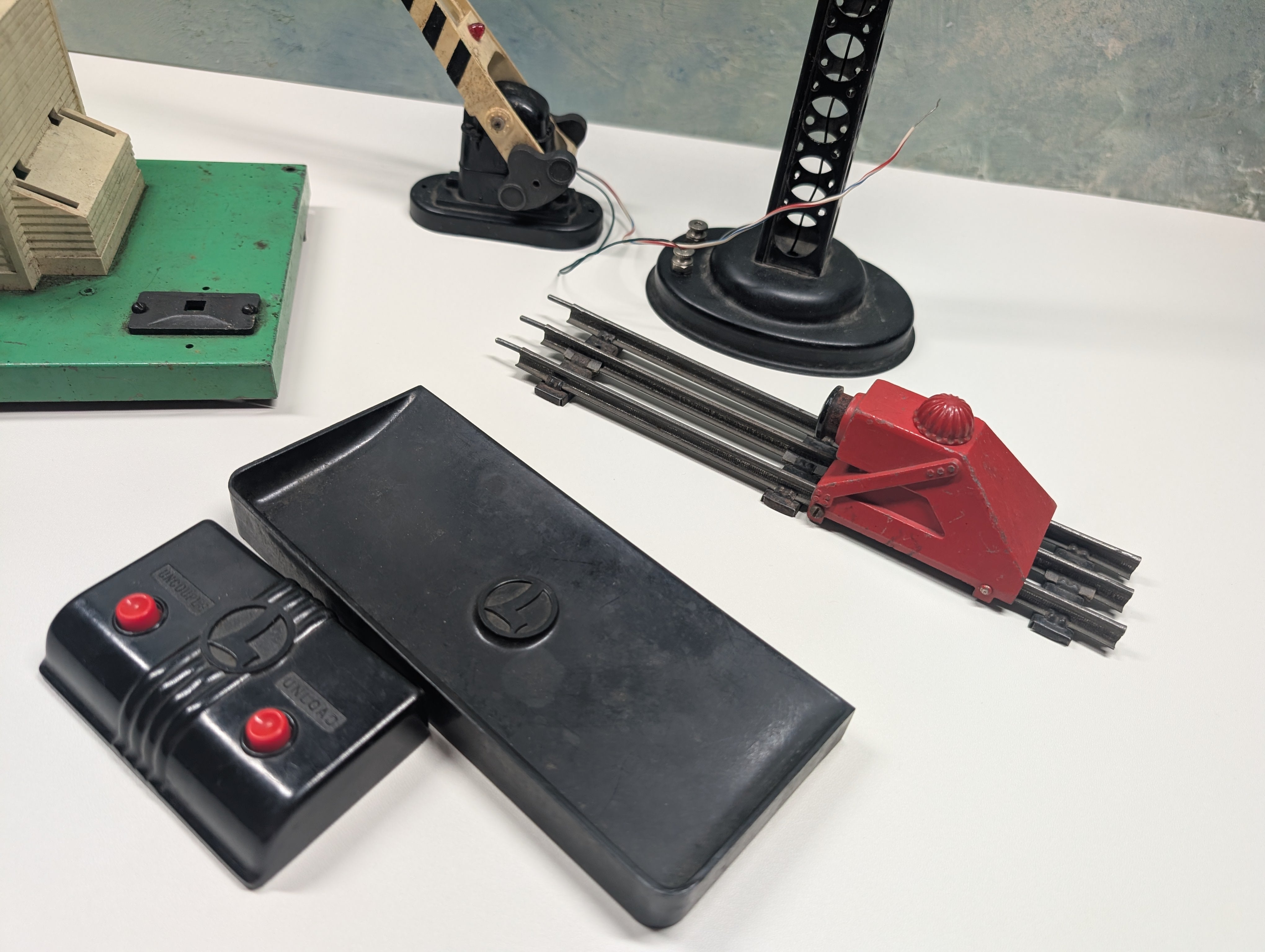 USED Lionel O Lot of Vintage Crossing, Building, Spotlight and more