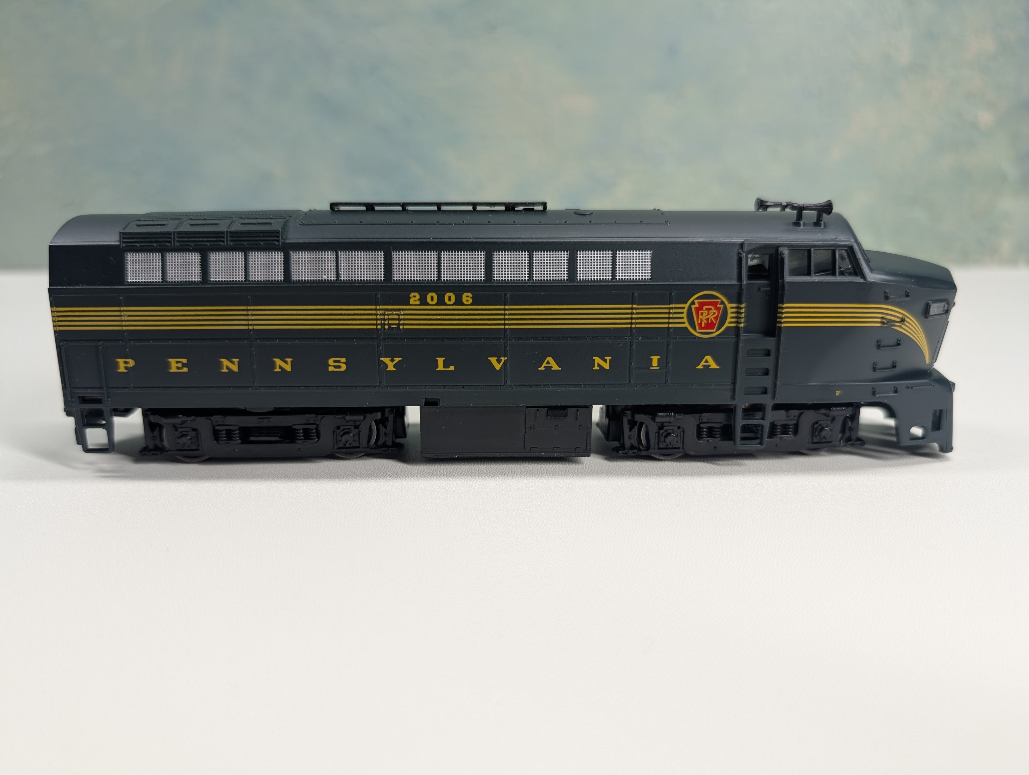USED E-R Models HO Scale Sharknose Diesel Locomotive 5 Stripe Pennsylvania PRR #2006 Runs Great DC