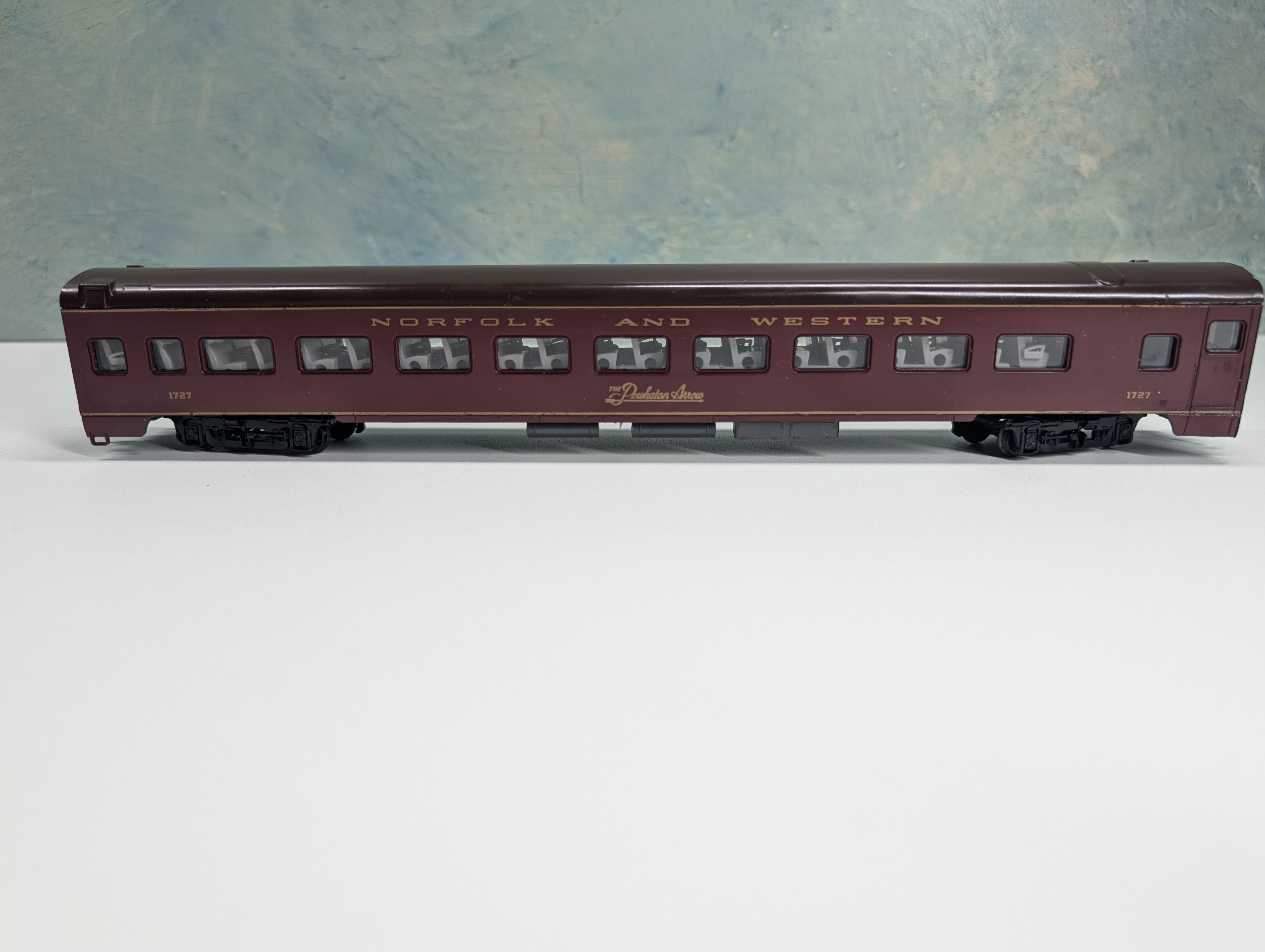 USED Rivarossi HO Scale Smooth Side Passenger Car Norfolk & Western Powhatan Arrow #1727