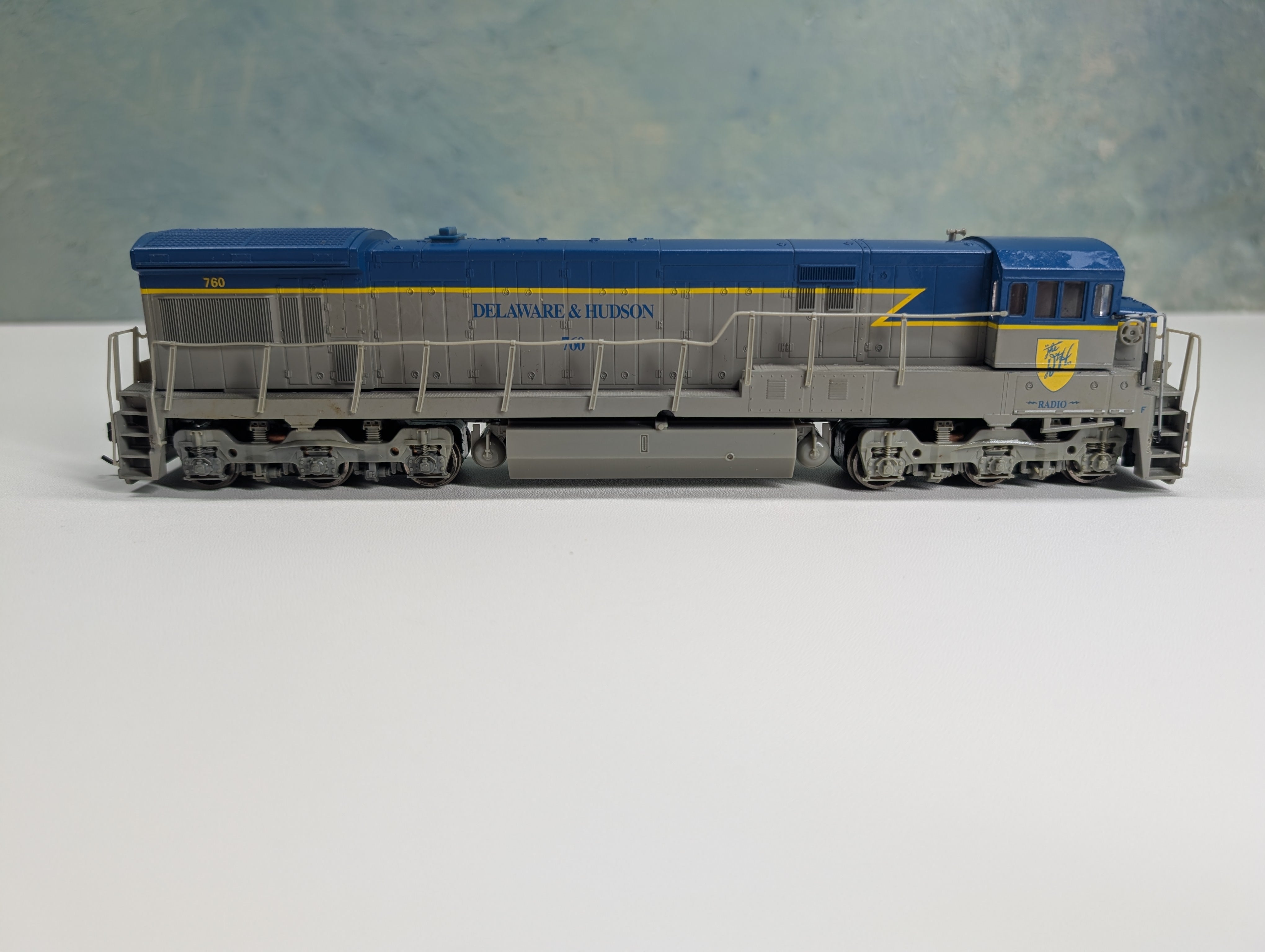 USED Atlas HO Scale U33C Diesel Locomotive Delaware and Hudson #760 Runs DC