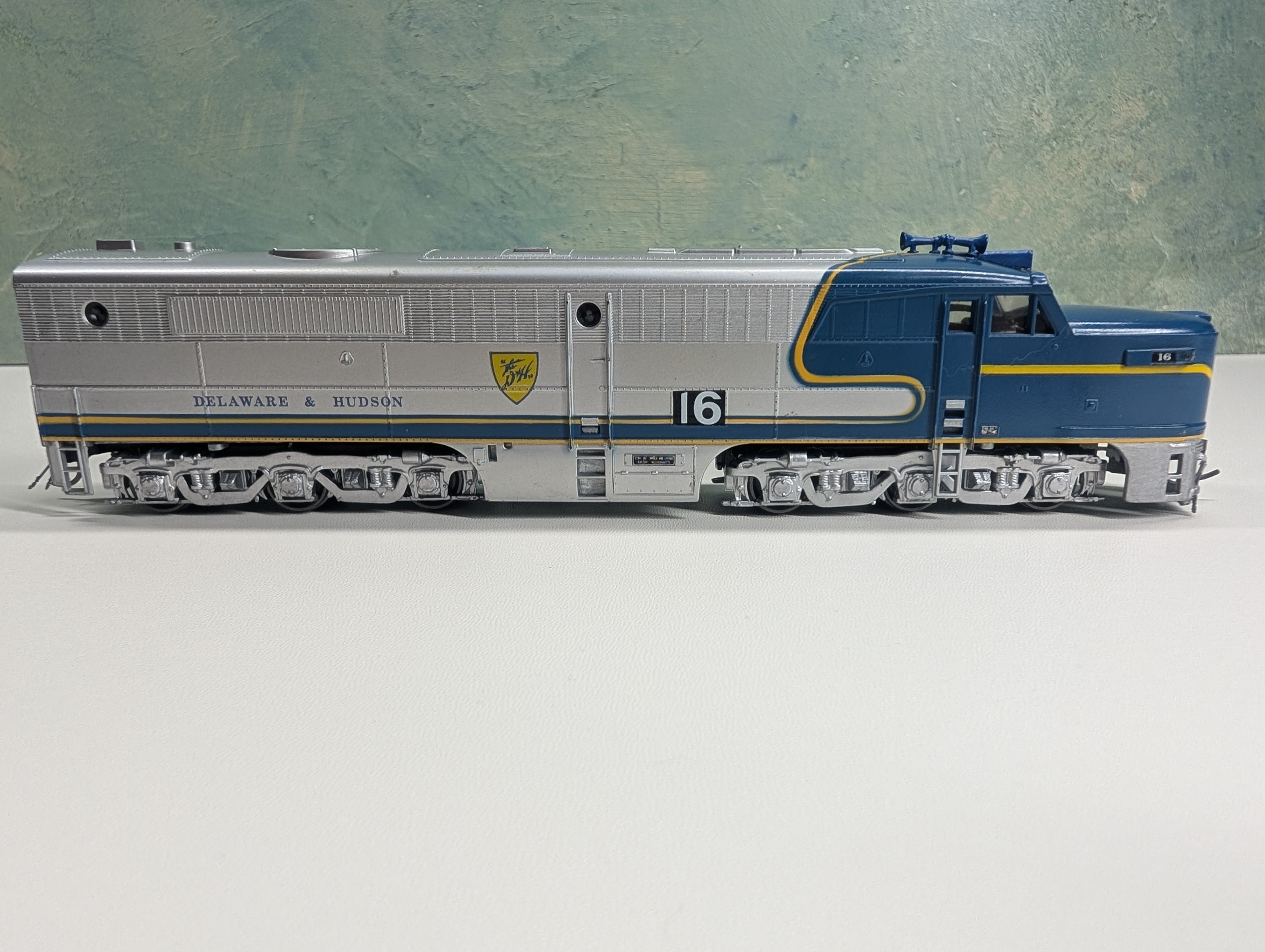 USED Athearn HO Scale PA-1 Diesel Locomotive w/ Blinking Lights Delaware and Hudson #16 Runs DC