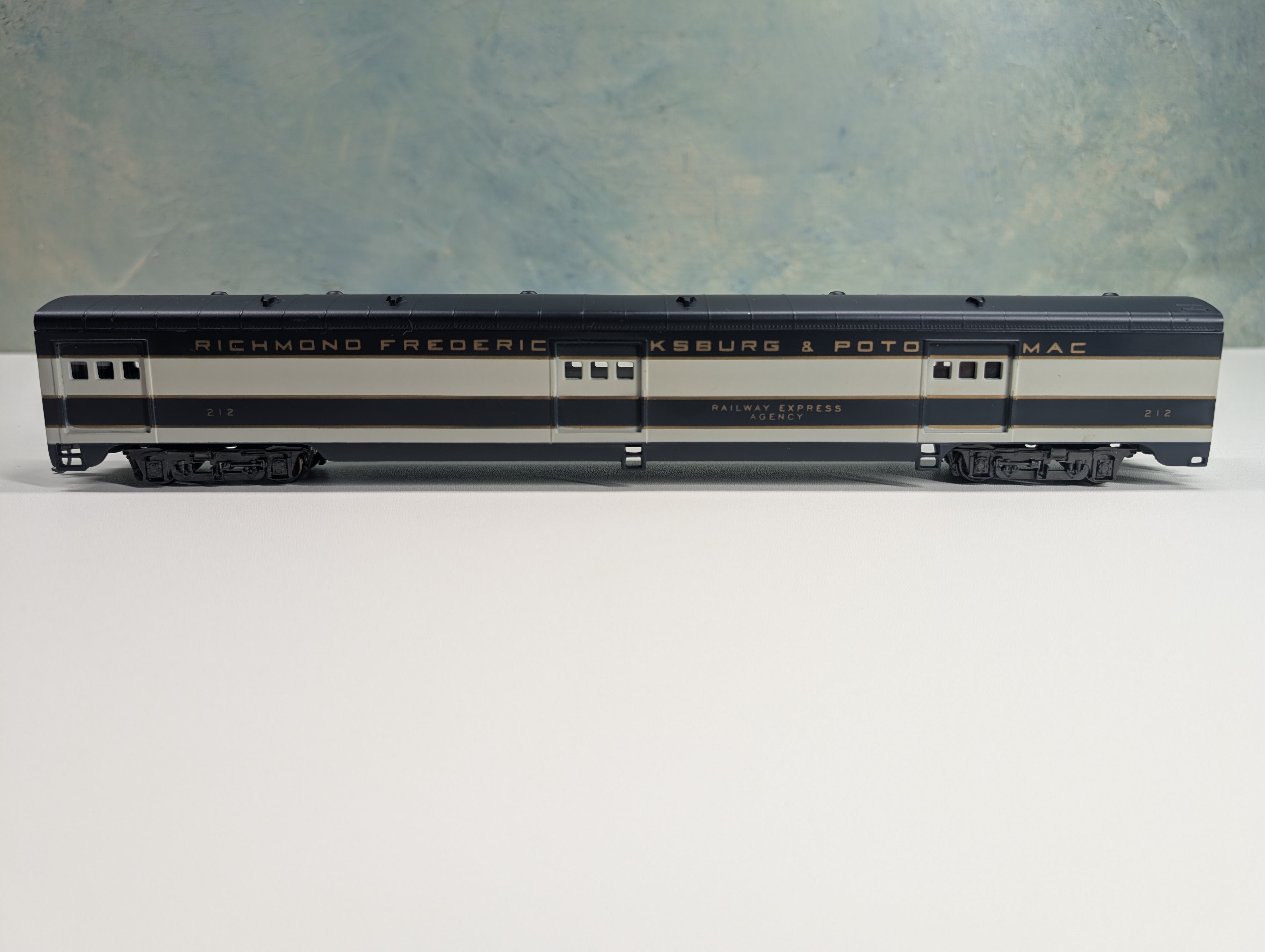 USED IHC 48230 HO Scale Smooth Side Baggage Passenger Car Richmond Fredericksburg & Potomac REA #212