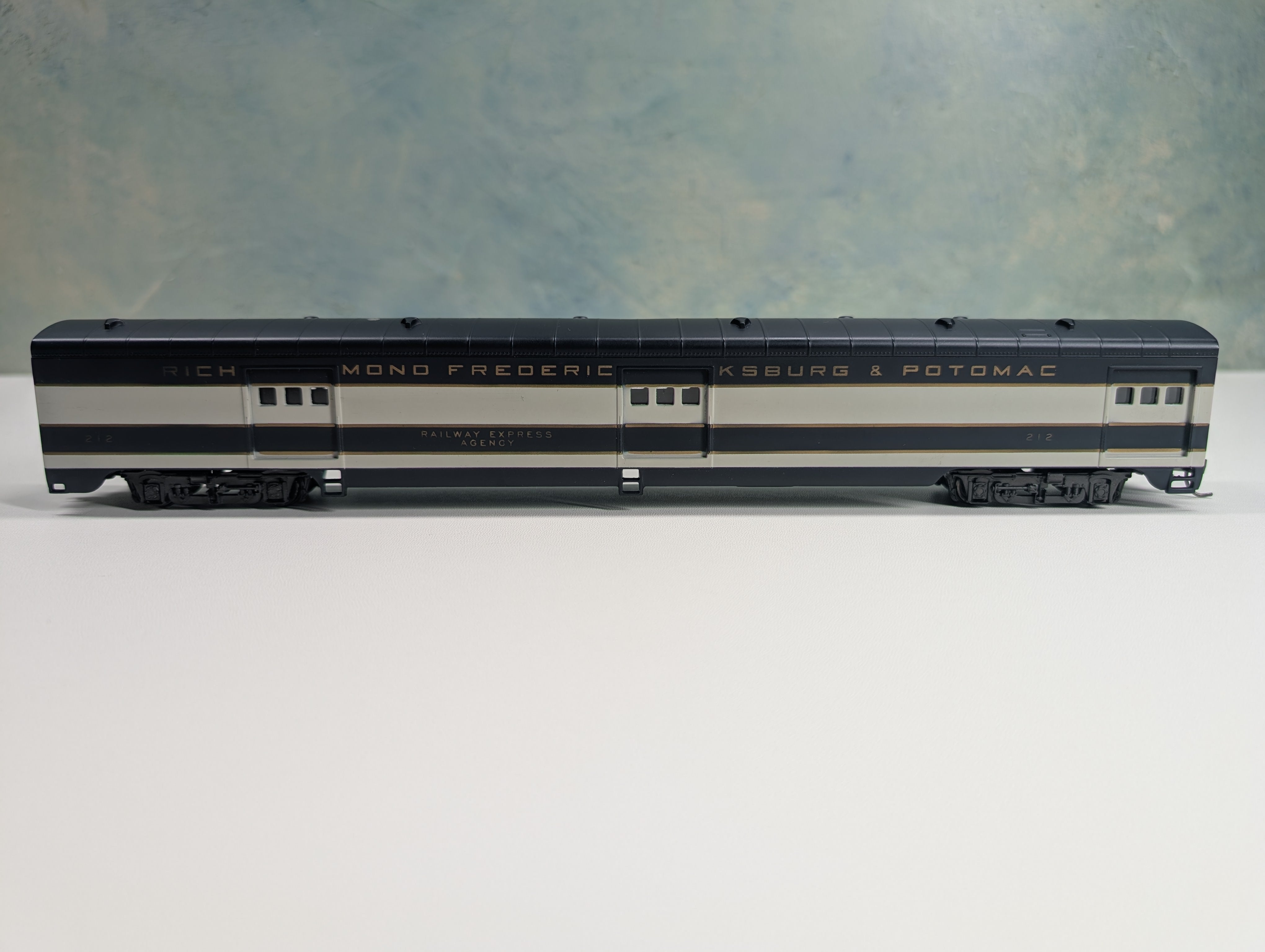 USED IHC 48230 HO Scale Smooth Side Baggage Passenger Car Richmond Fredericksburg & Potomac REA #212