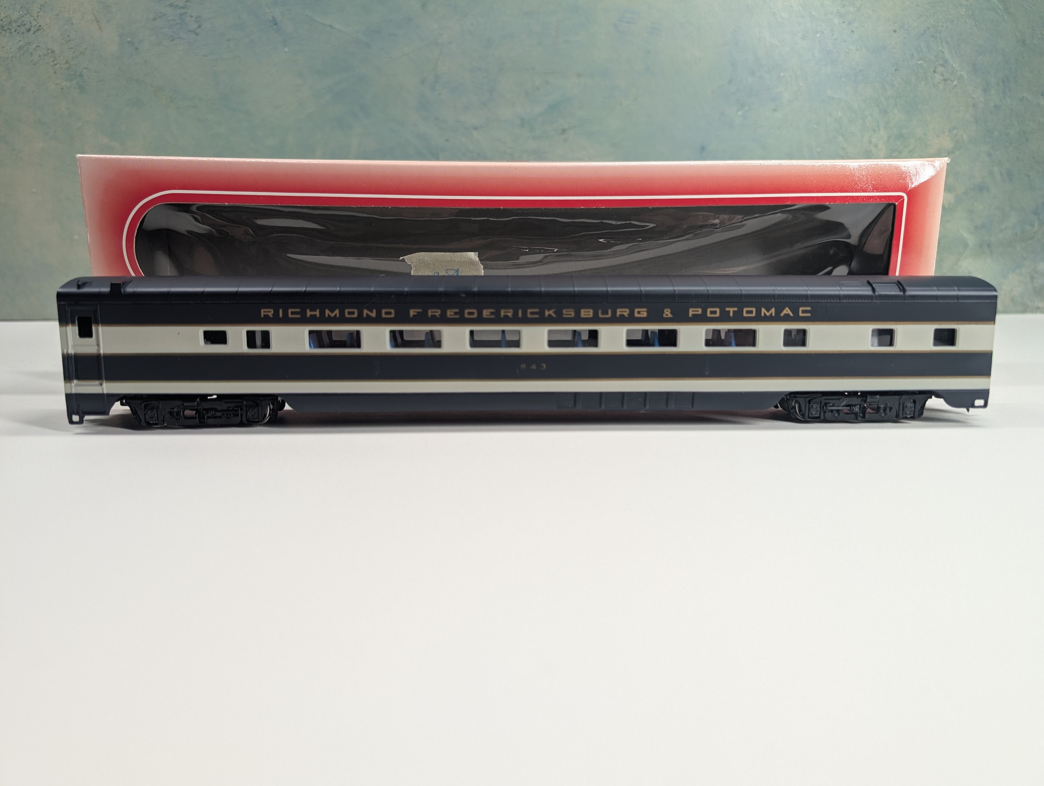 USED IHC 48231 HO Scale Smooth Side Coach Passenger Car Richmond Fredericksburg & Potomac #843 w/ Interior