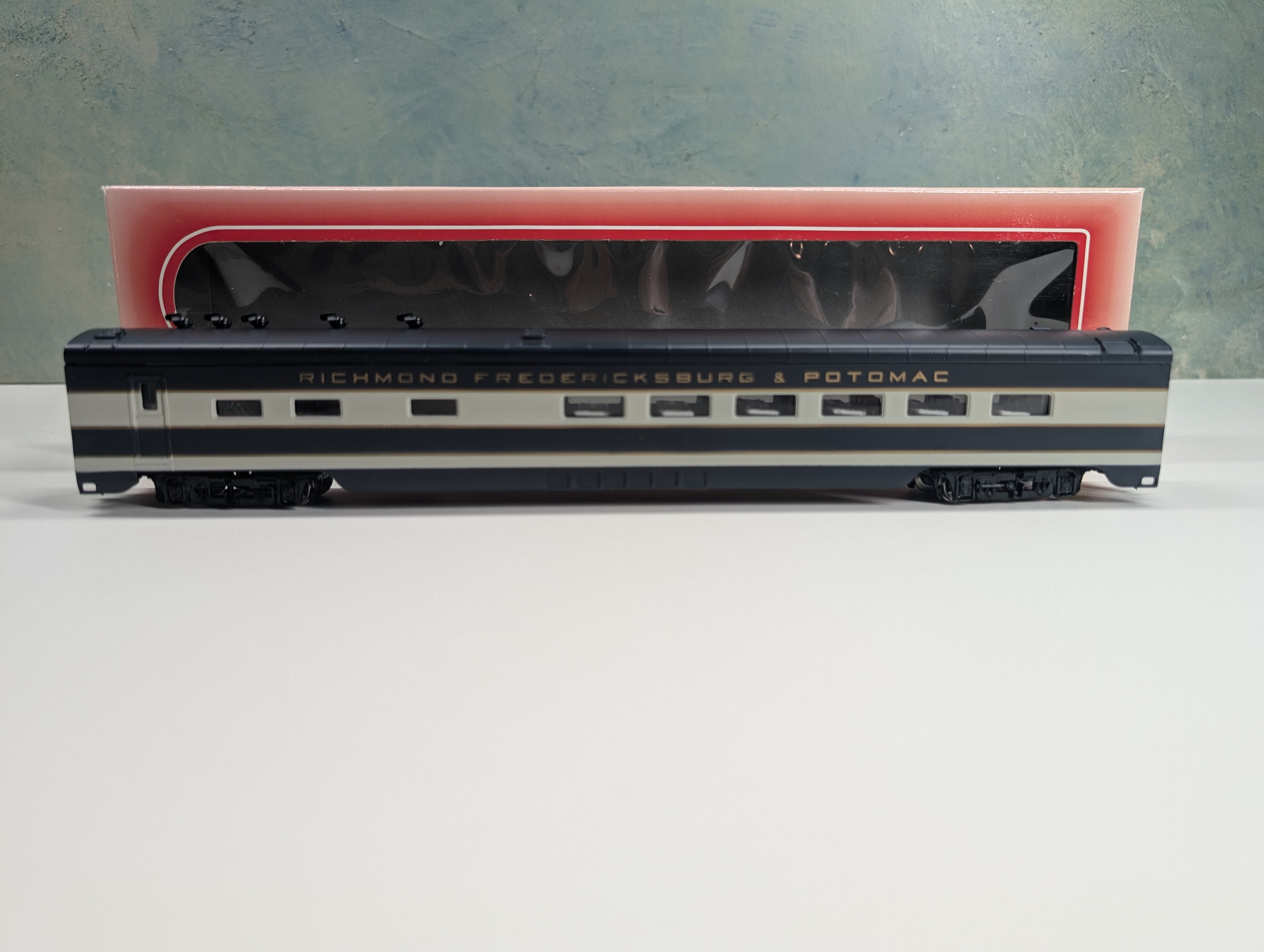 USED IHC 48232 HO Scale Smooth Side Dining Passenger Car Richmond Fredericksburg & Potomac w/ Interior