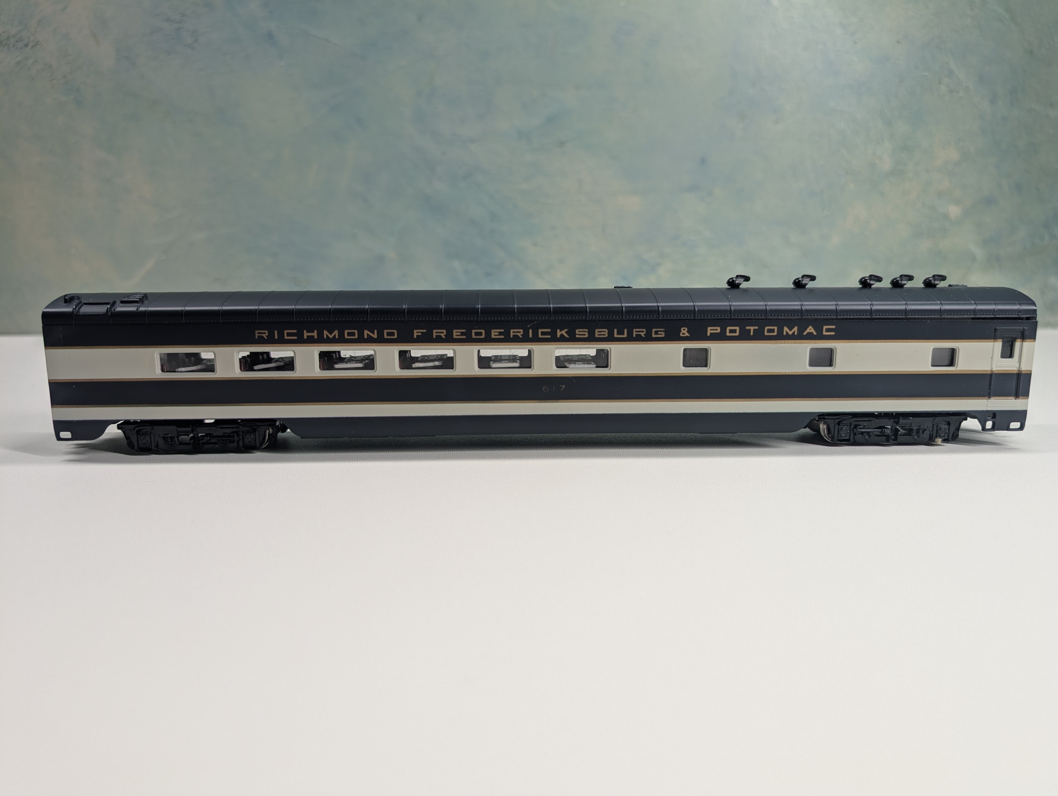 USED IHC 48232 HO Scale Smooth Side Dining Passenger Car Richmond Fredericksburg & Potomac w/ Interior
