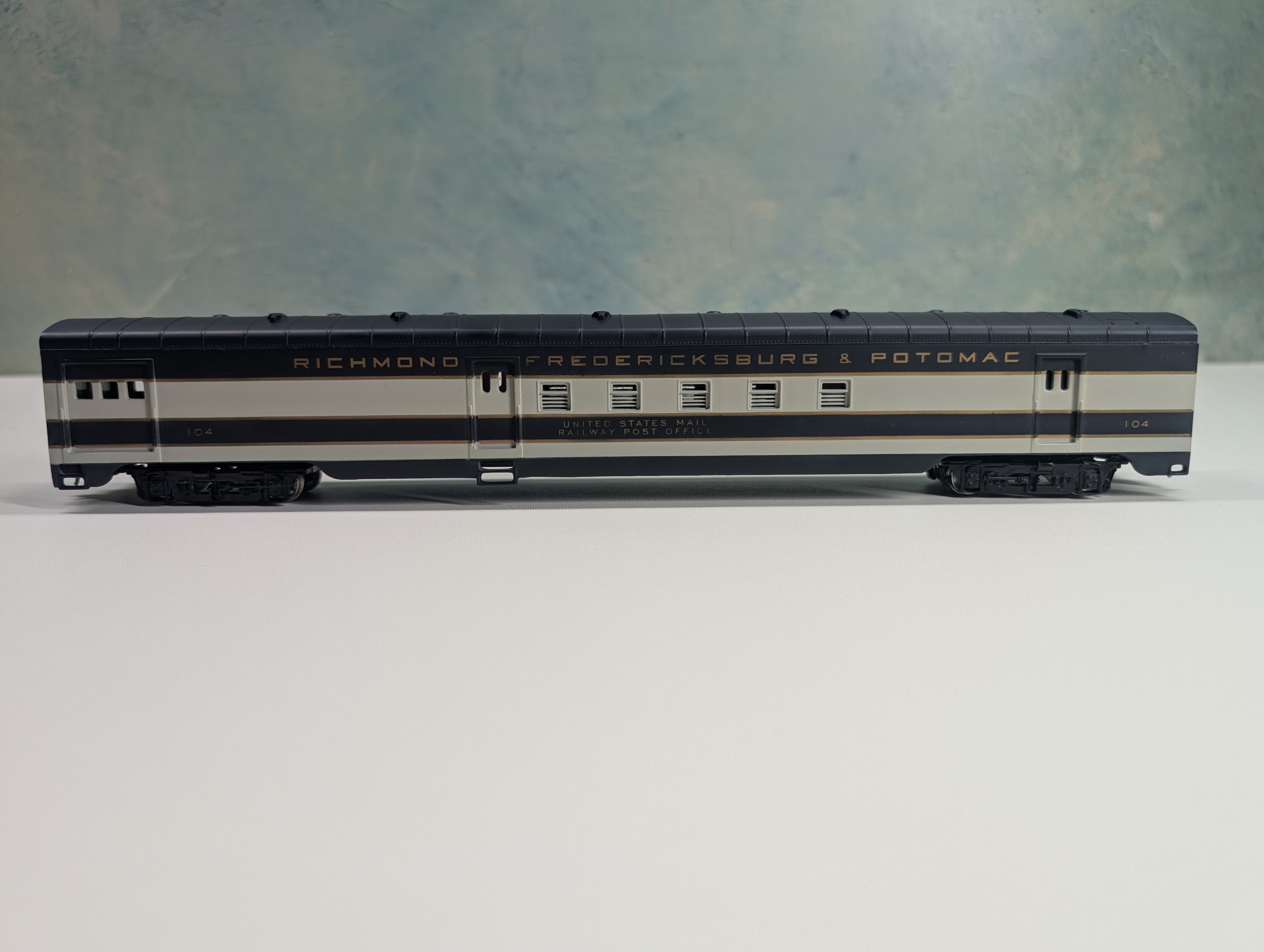 USED IHC 48234 HO Scale Smooth Side RPO Passenger Car Richmond Fredericksburg & Potomac #104