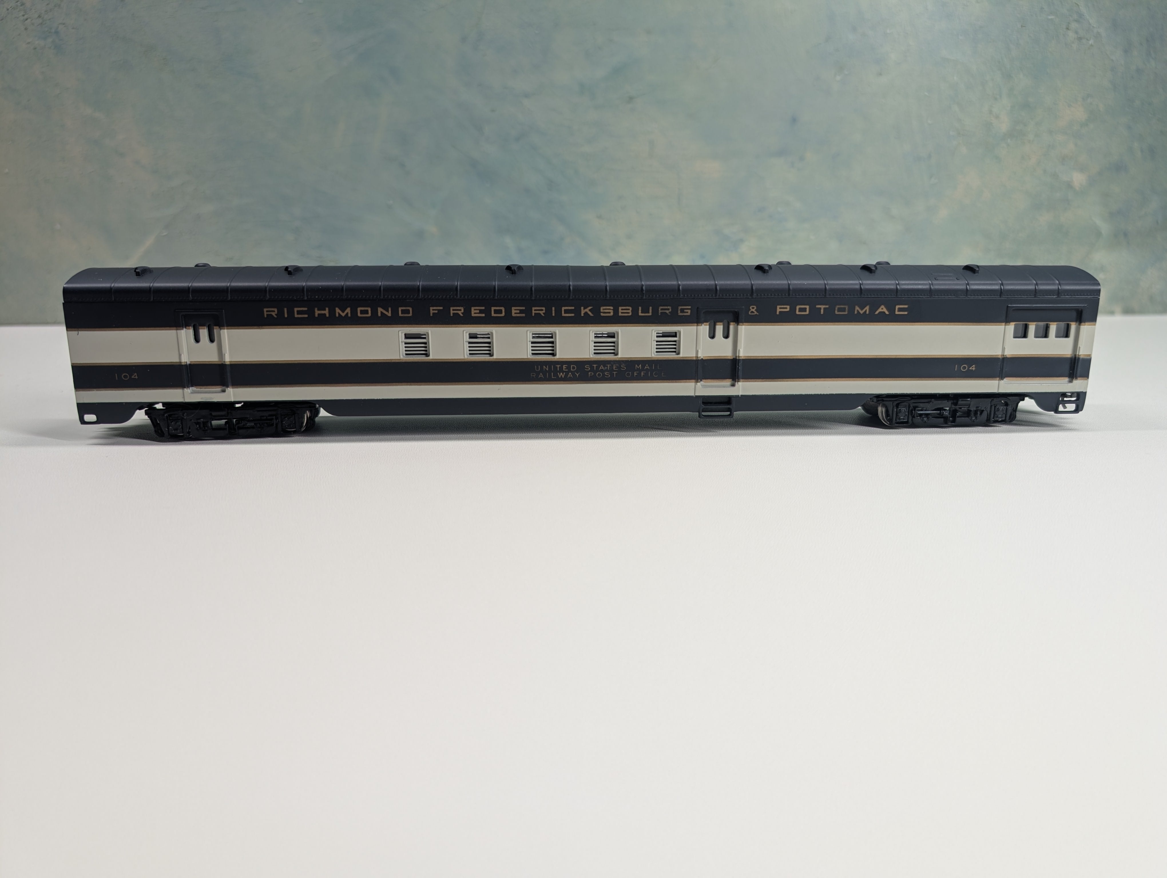 USED IHC 48234 HO Scale Smooth Side RPO Passenger Car Richmond Fredericksburg & Potomac #104