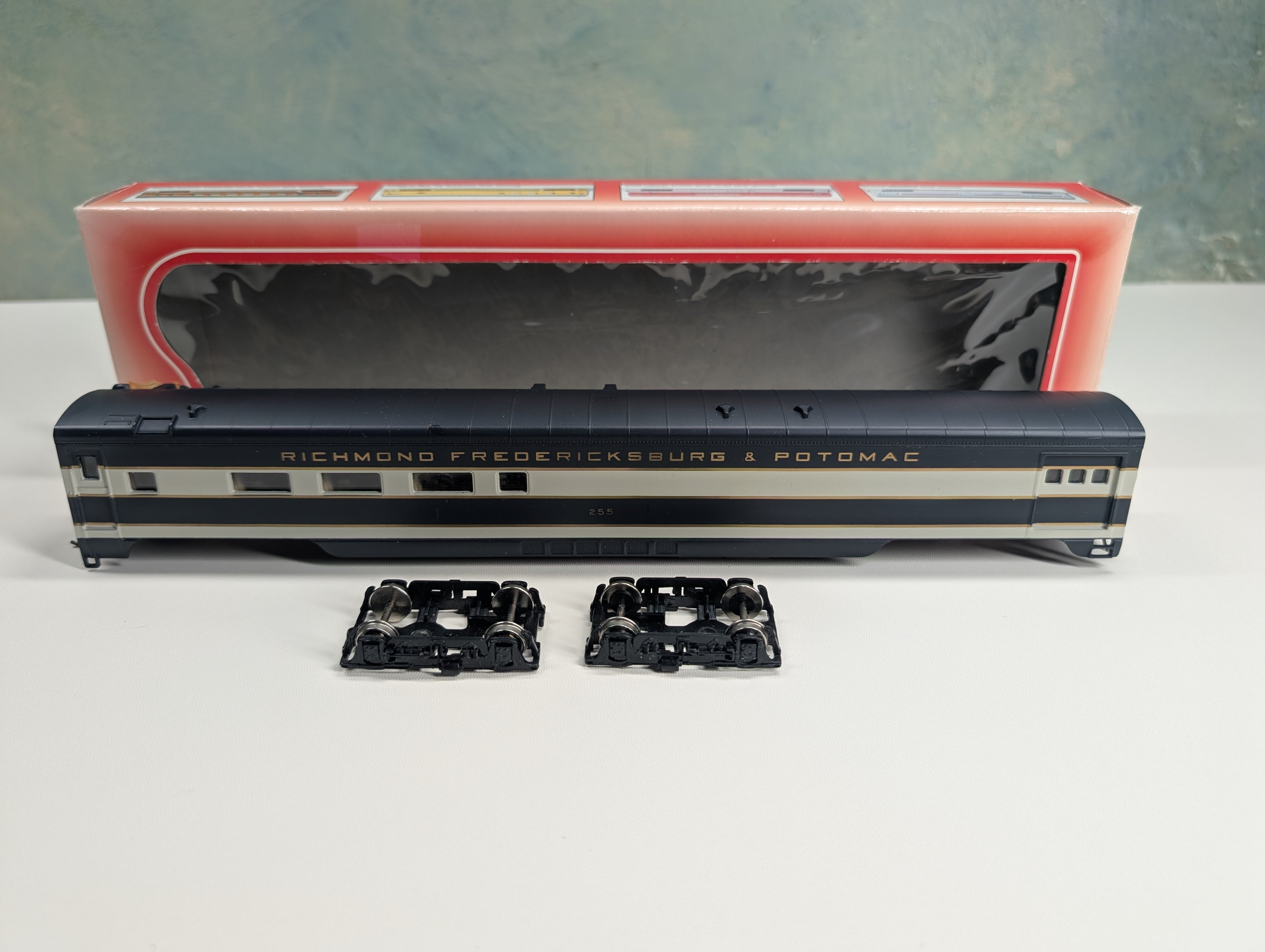USED IHC 48235 HO Scale Smooth Side Combine Passenger Car Richmond Fredericksburg & Potomac #255 w/ Interior
