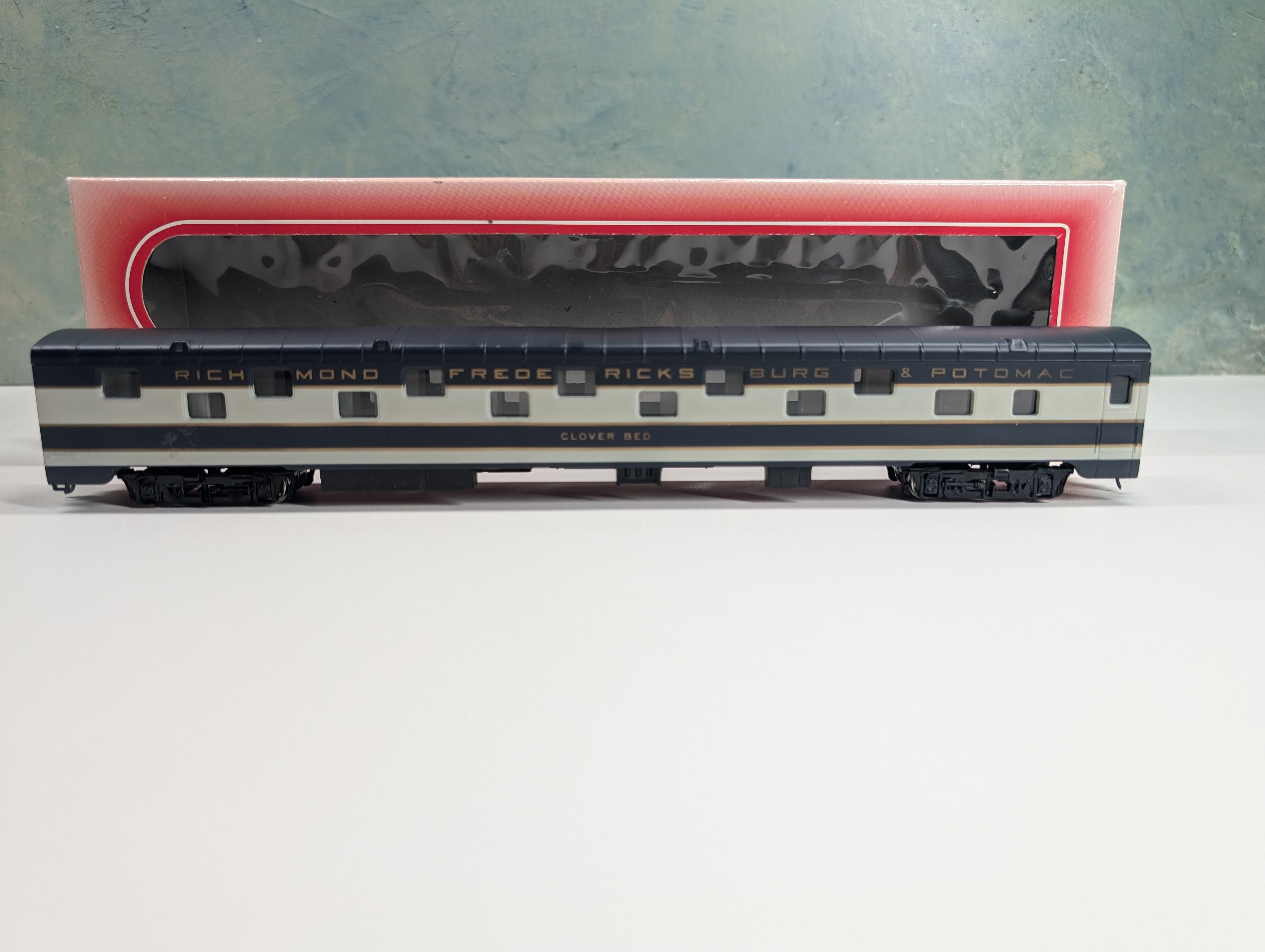 USED IHC 48236 HO Scale Smooth Side Sleeper Passenger Car Richmond Fredericksburg & Potomac Clover Bed w/ Interior