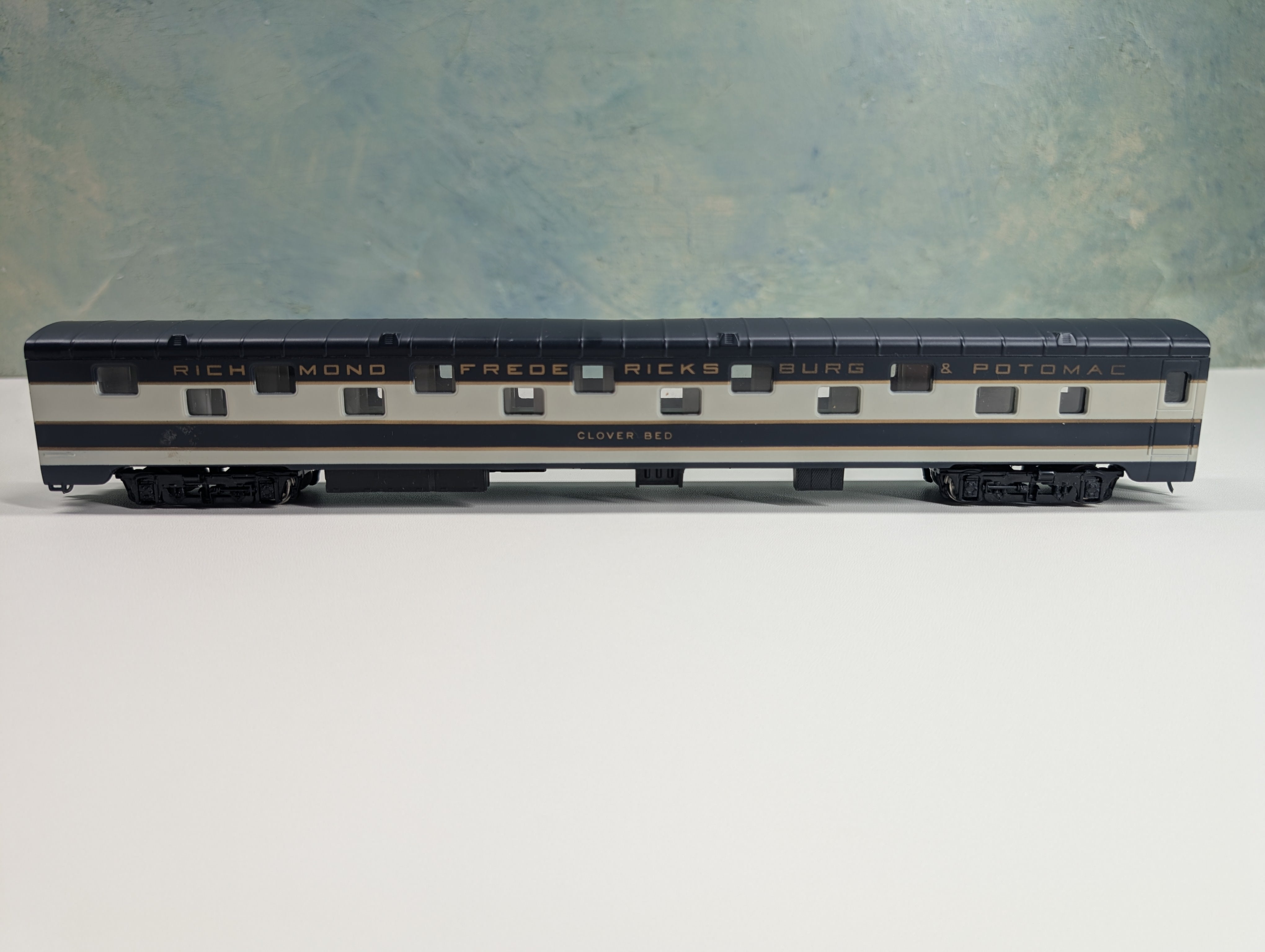 USED IHC 48236 HO Scale Smooth Side Sleeper Passenger Car Richmond Fredericksburg & Potomac Clover Bed w/ Interior