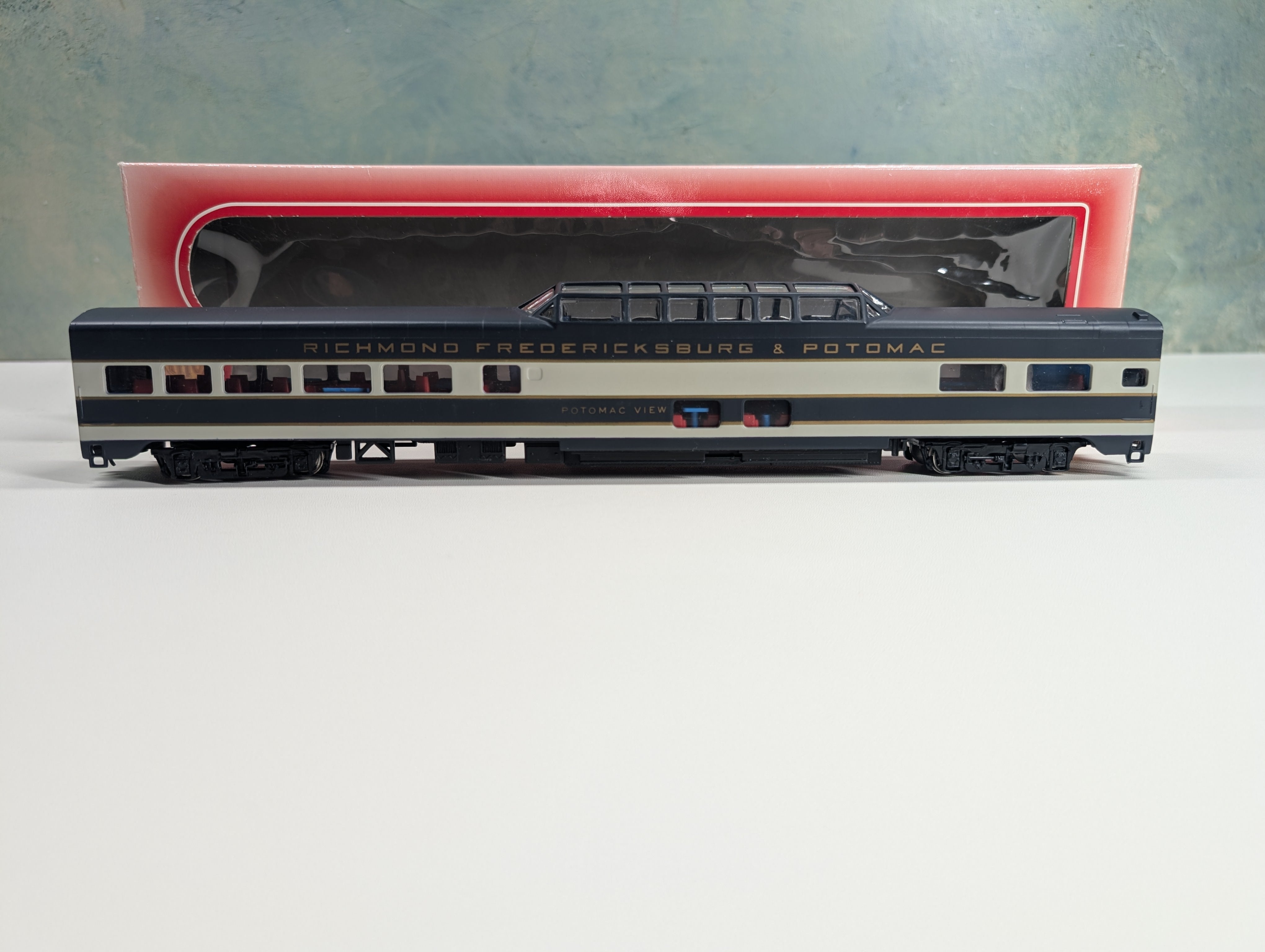 USED IHC 48237 HO Scale Vista Dome Passenger Car Richmond Fredericksburg & Potomac Potomac View w/ Interior