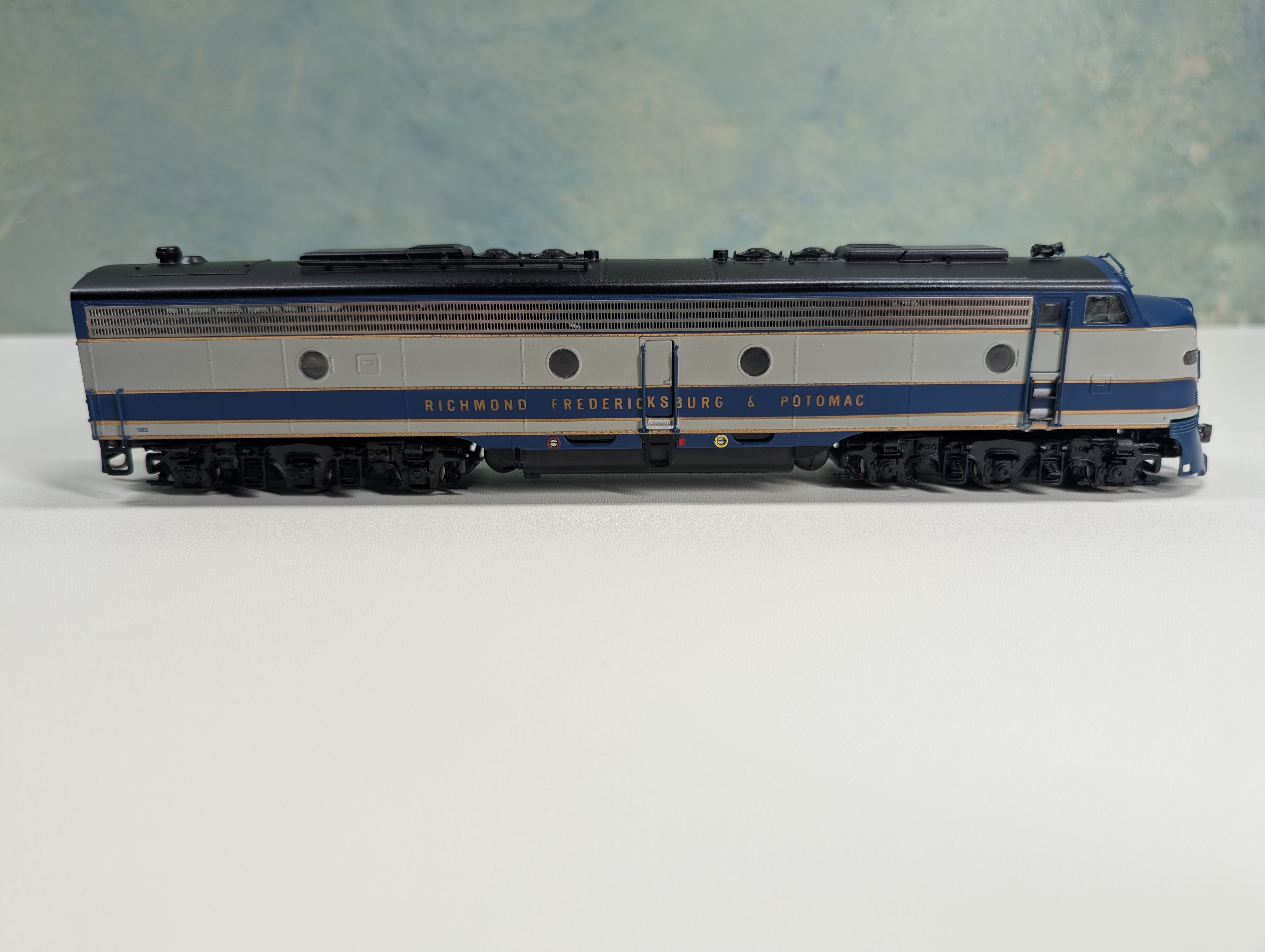 USED Life-Like HO Scale Proto 2000 E8/9 Diesel Locomotive Richmond Fredericksburg & Potomac #1009 Runs Great Digitrax DCC