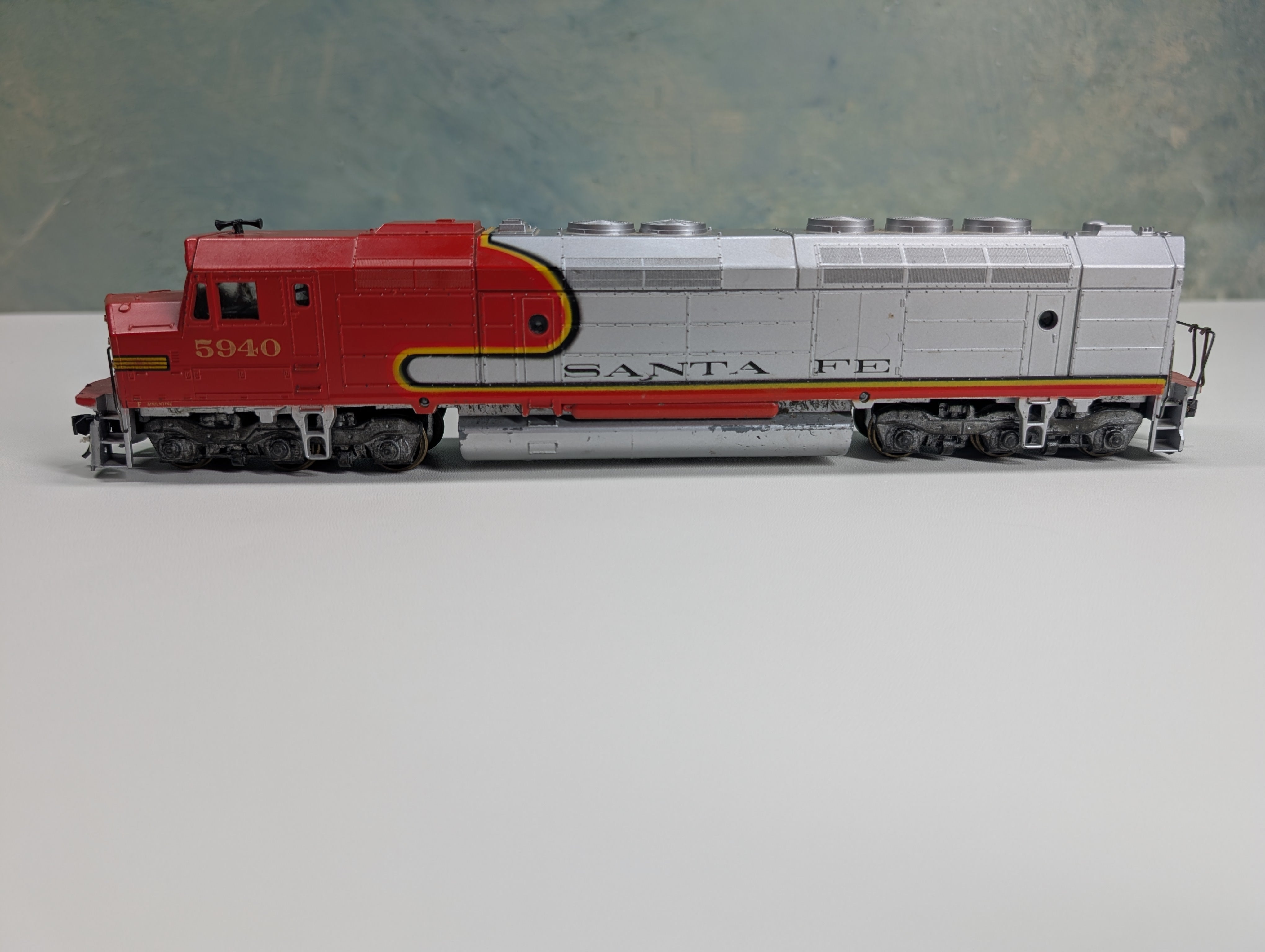 USED Athearn HO Scale FP45 Diesel Locomotive Santa Fe #5940 Runs Great DC