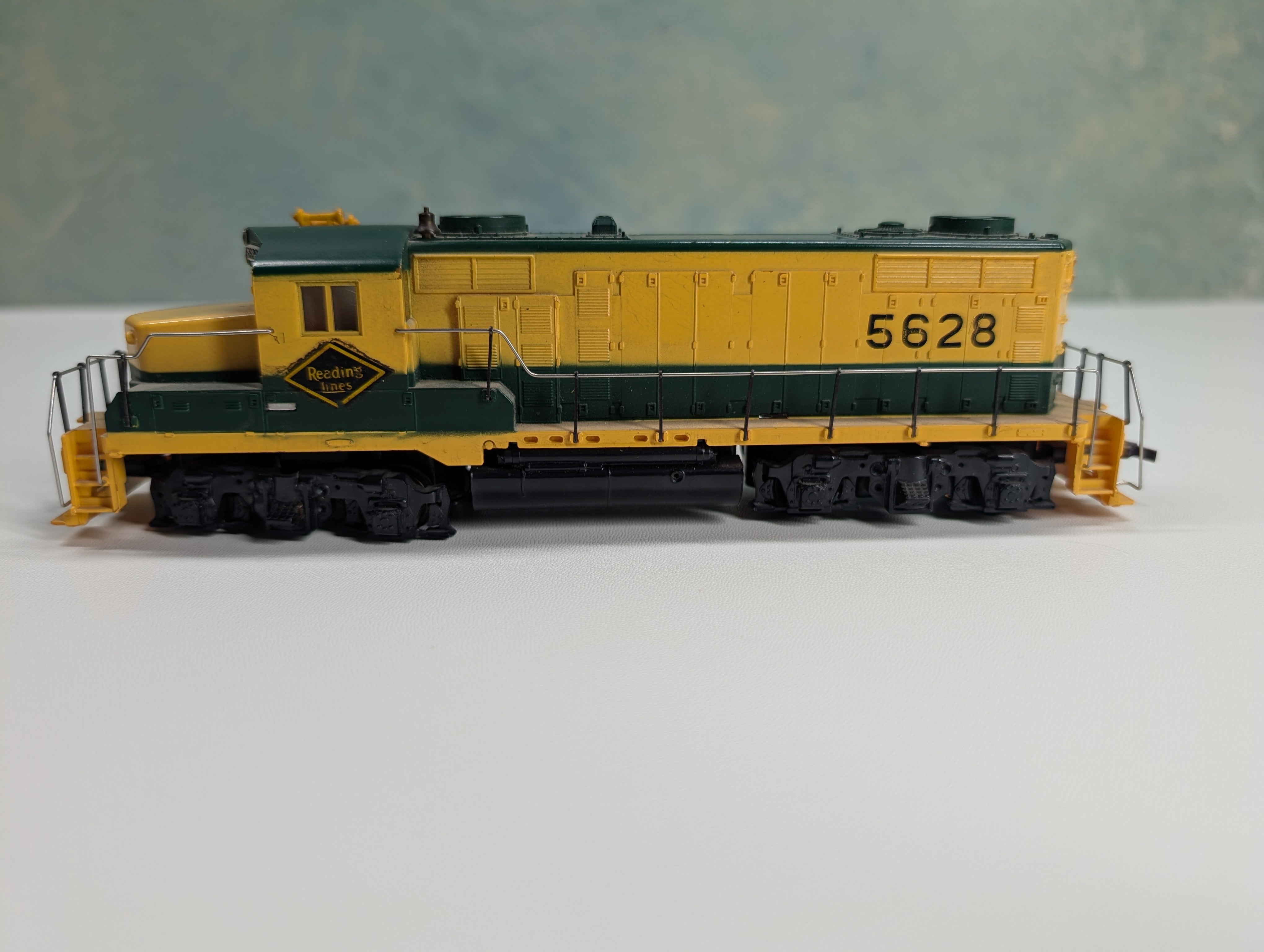 USED Tyco HO Scale GP20 Diesel Locomotive Reading #5628 Unpowered