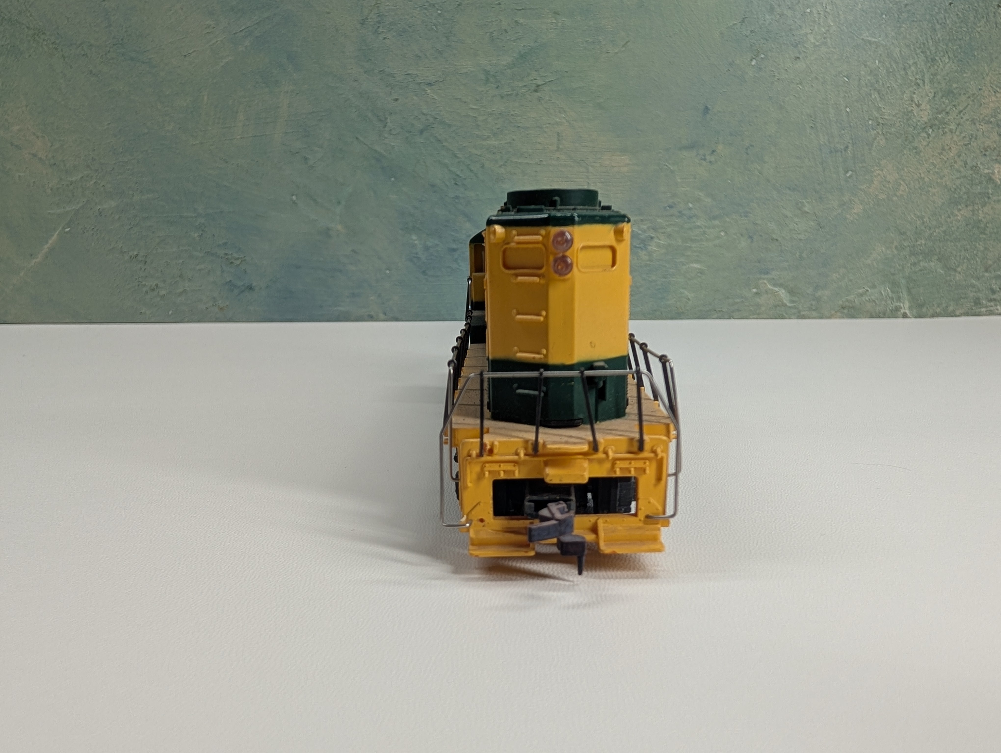 USED Tyco HO Scale GP20 Diesel Locomotive Reading #5628 Unpowered