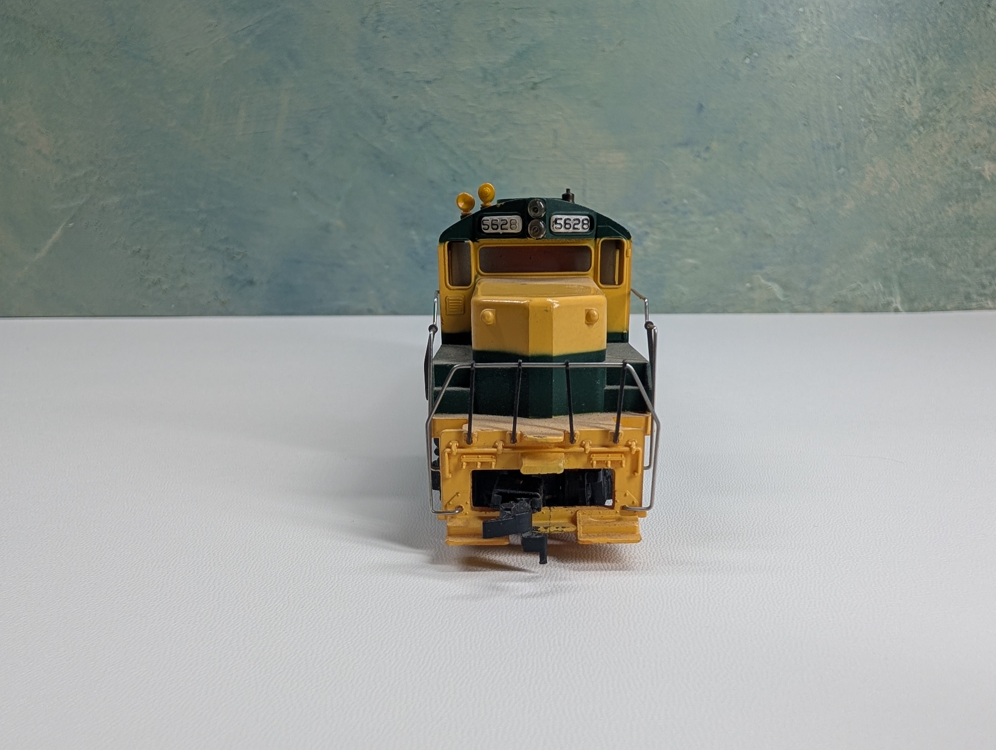 USED Tyco HO Scale GP20 Diesel Locomotive Reading #5628 Unpowered