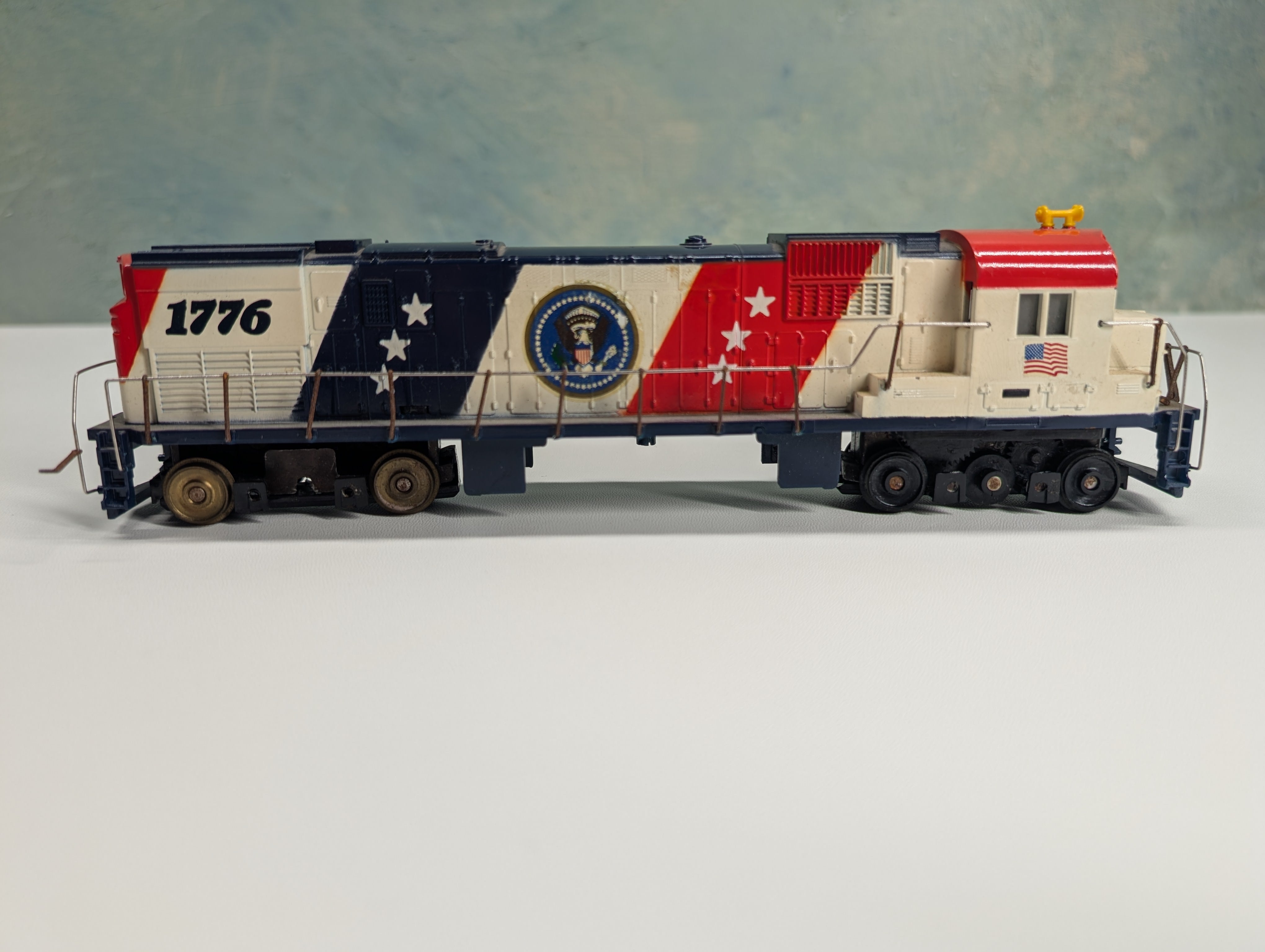 USED Tyco HO Scale C424 Diesel Locomotive Spirit of 1776 Runs, Missing Parts DC