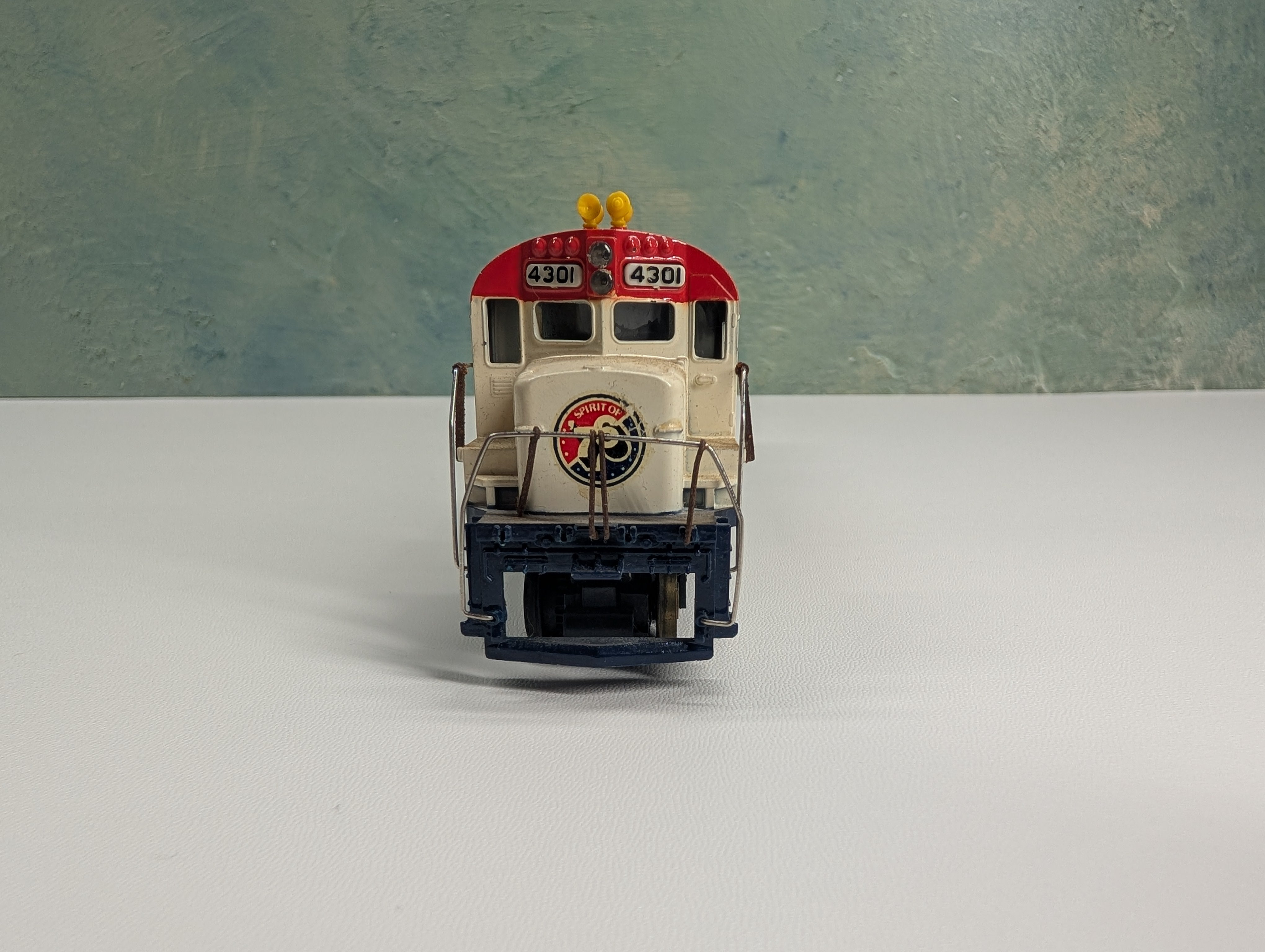 USED Tyco HO Scale C424 Diesel Locomotive Spirit of 1776 Runs, Missing Parts DC