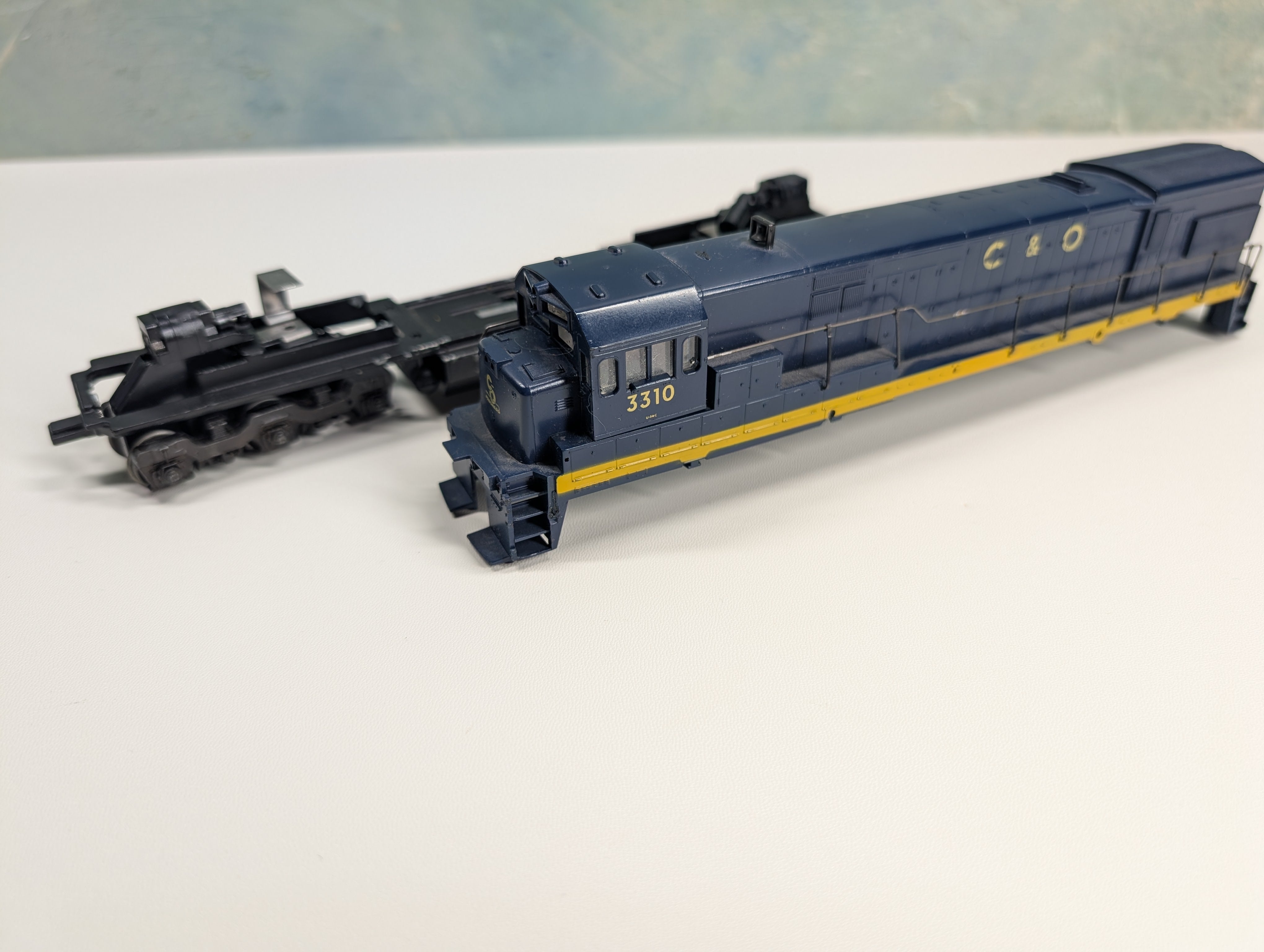 USED Athearn HO Scale U30C Diesel Locomotive Chesapeake and Ohio C&O #3310 Parts/Repairs DC