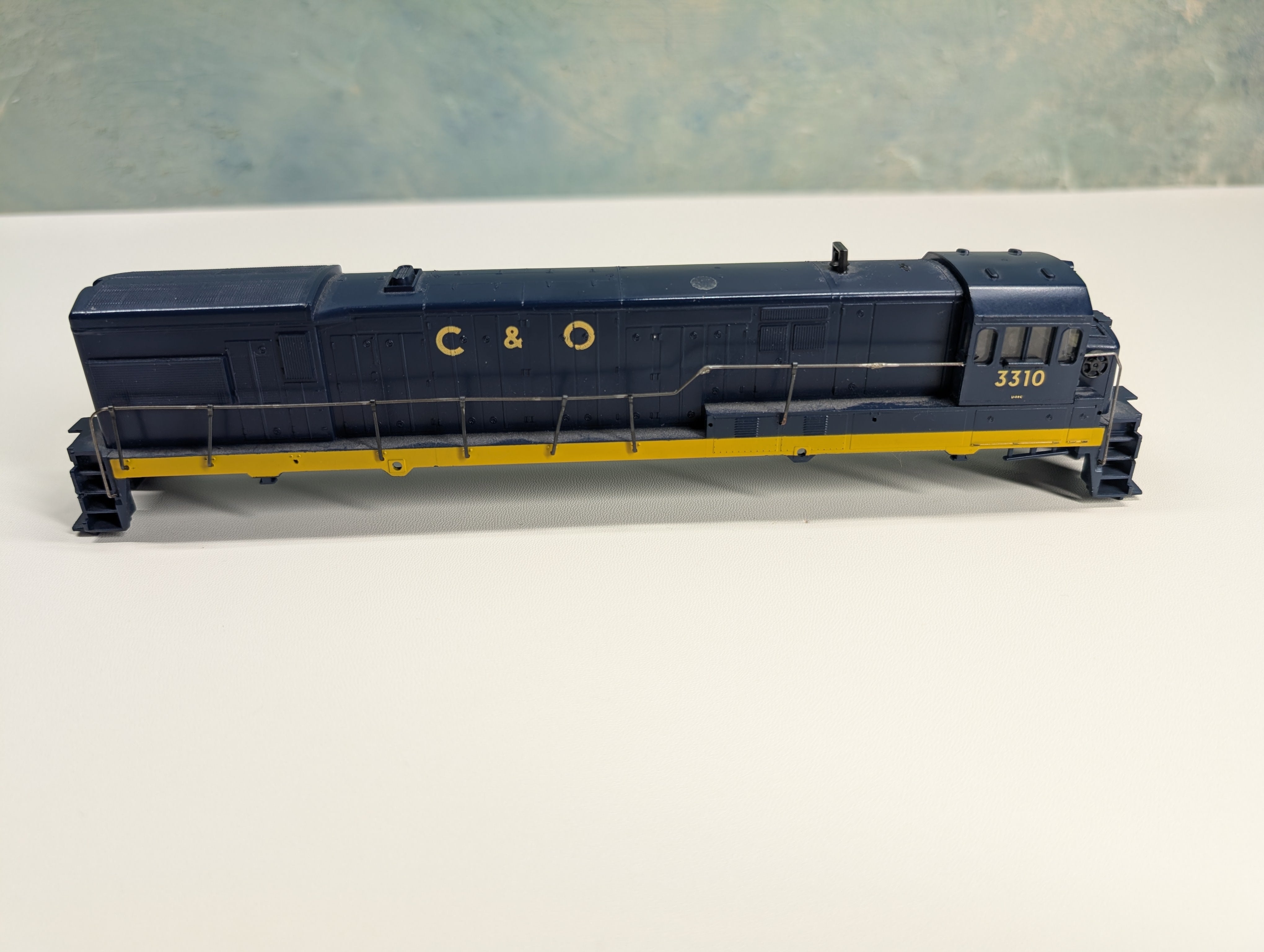 USED Athearn HO Scale U30C Diesel Locomotive Chesapeake and Ohio C&O #3310 Parts/Repairs DC