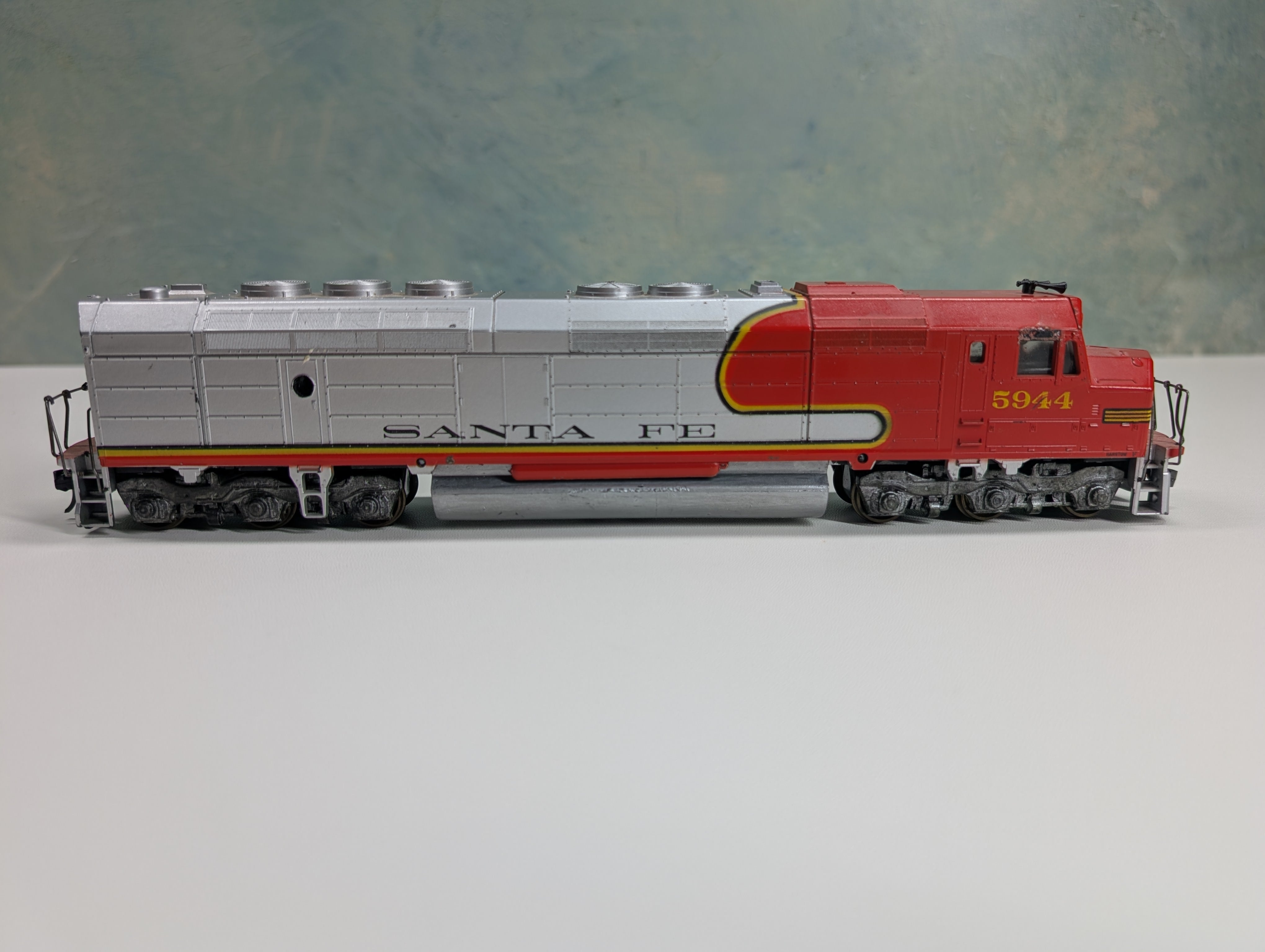USED Athearn HO Scale FP45 Diesel Locomotive Santa Fe #5944 Runs Great DC