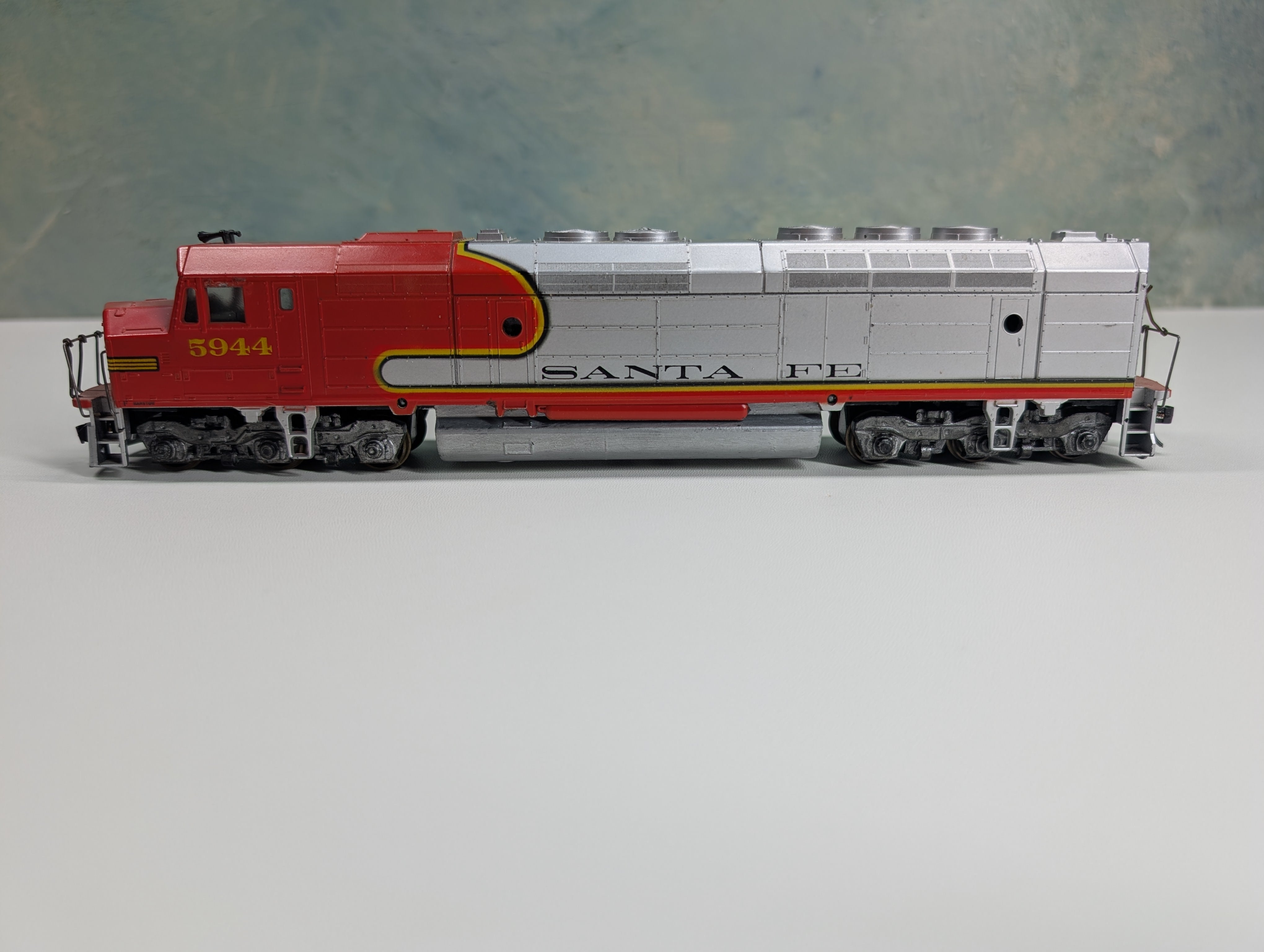 USED Athearn HO Scale FP45 Diesel Locomotive Santa Fe #5944 Runs Great DC