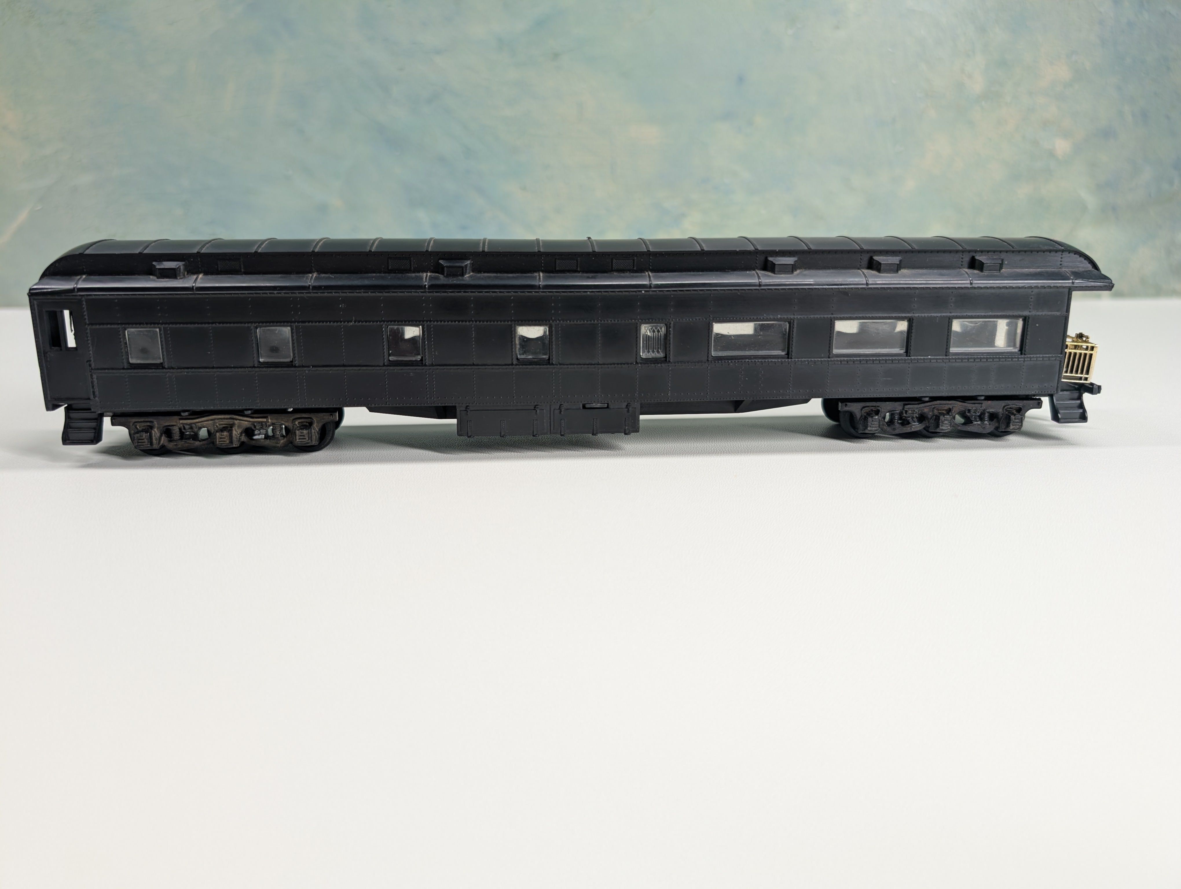 USED Athearn HO Scale Observation Passenger Car Undecorated